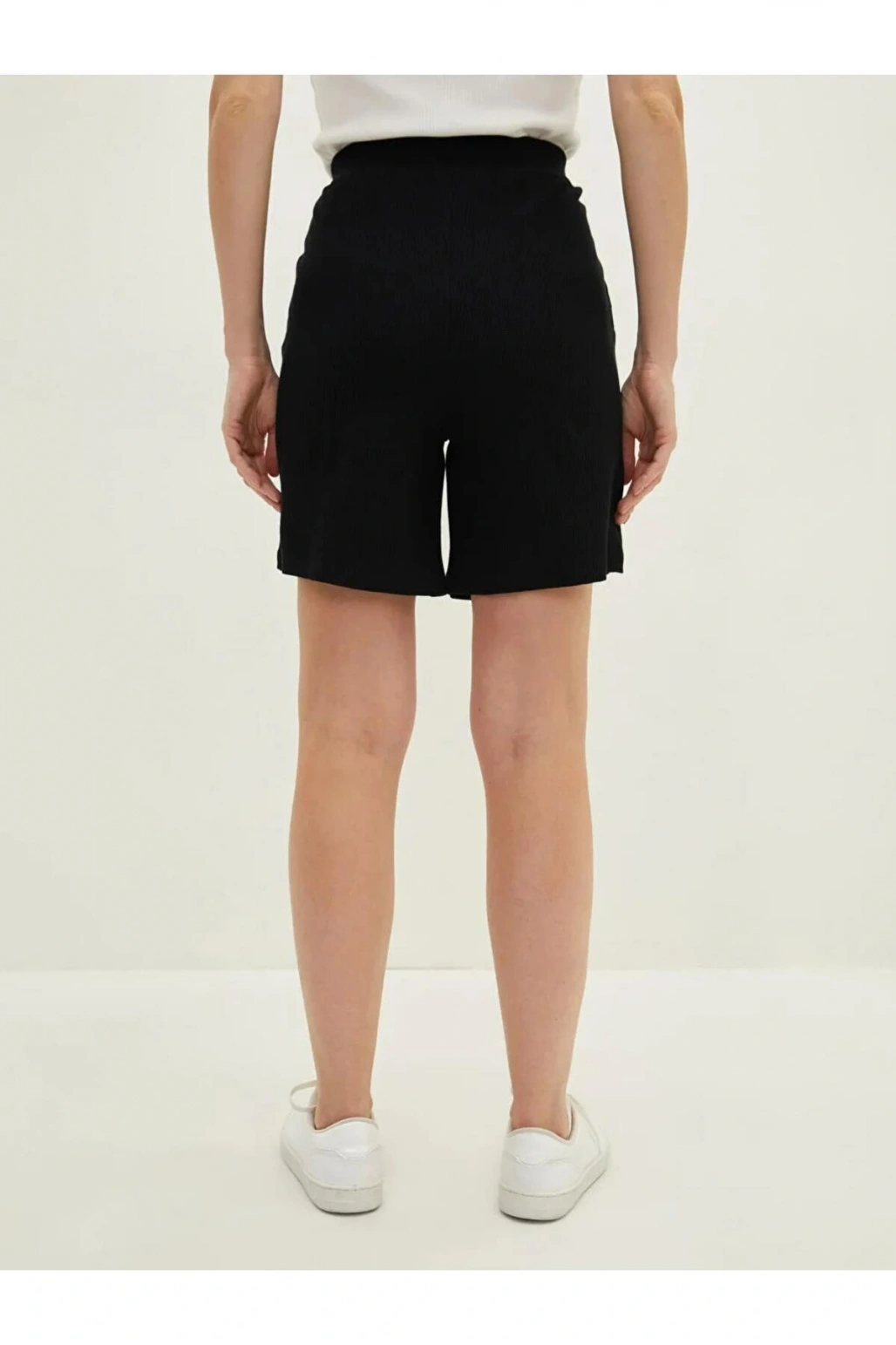 LCWAIKIKI Basic Siyah Beli Lastikli Düz Cep Detaylı Kadın Şort