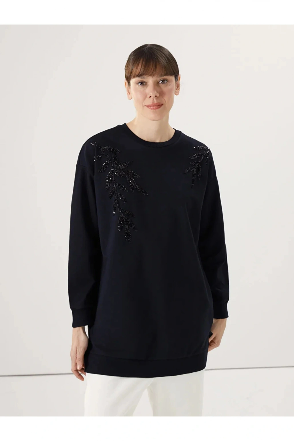 LCWAIKIKI Basic Siyah Bisiklet Yaka Pul İşlemeli Oversize Kadın Sweatshirt Tunik