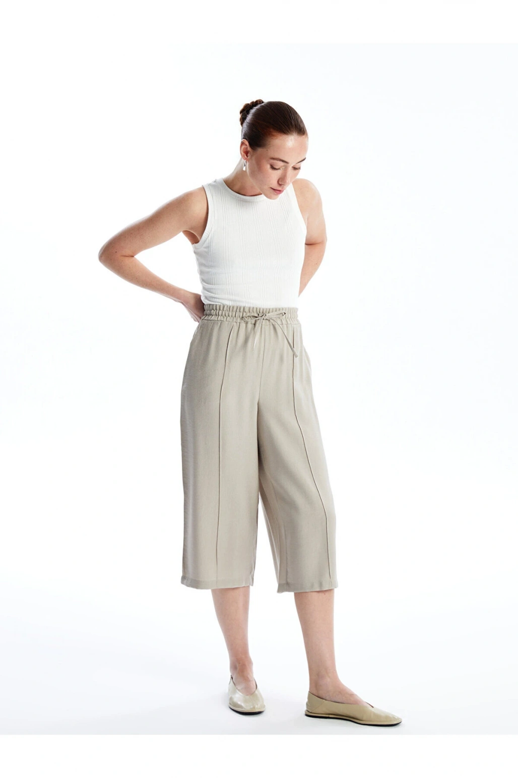 LCWAIKIKI Classic Beli Lastikli Rahat Kalıp Kadın Kapri