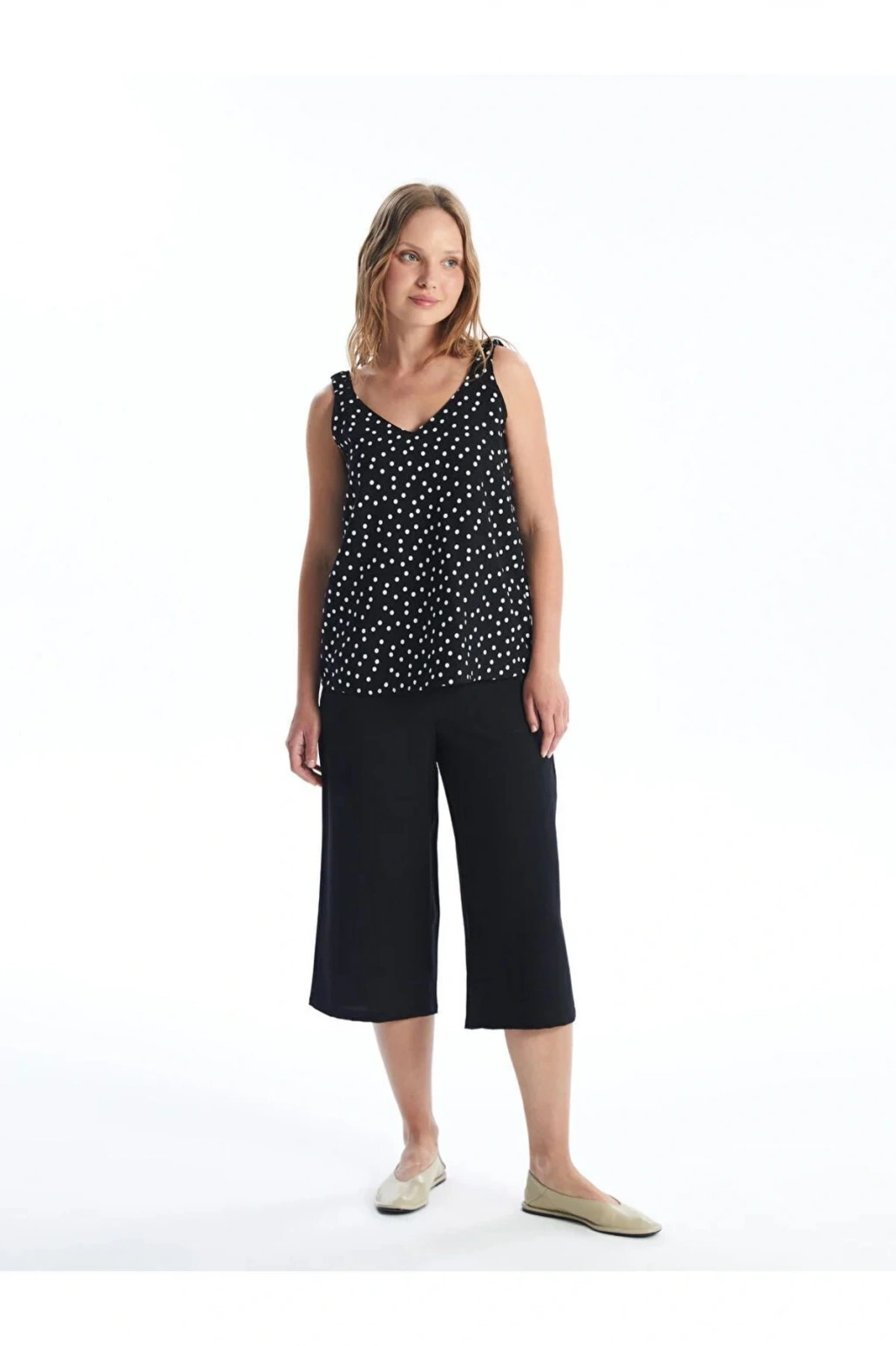 LCWAIKIKI Classic Beli Lastikli Rahat Kalıp Kadın Kapri