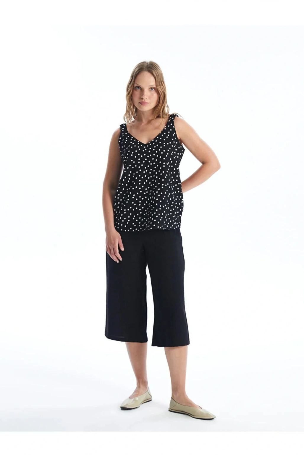 LCWAIKIKI Classic Beli Lastikli Rahat Kalıp Kadın Kapri