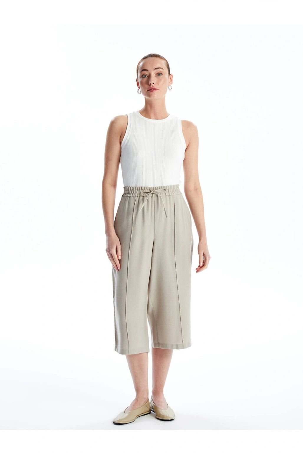 LCWAIKIKI Classic Beli Lastikli Rahat Kalıp Kadın Kapri