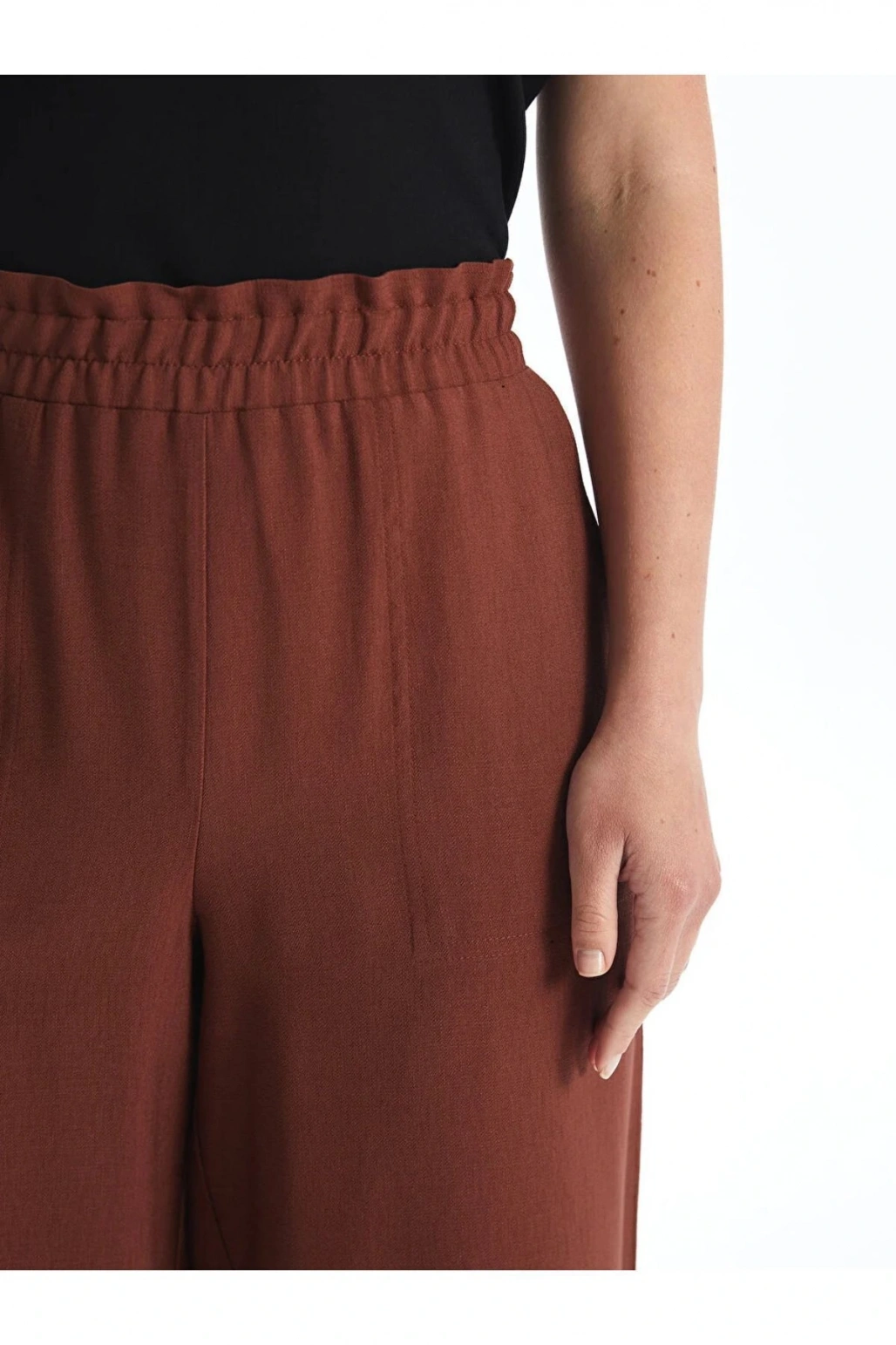 LCWAIKIKI Classic Beli Lastikli Rahat Kalıp Kadın Kapri