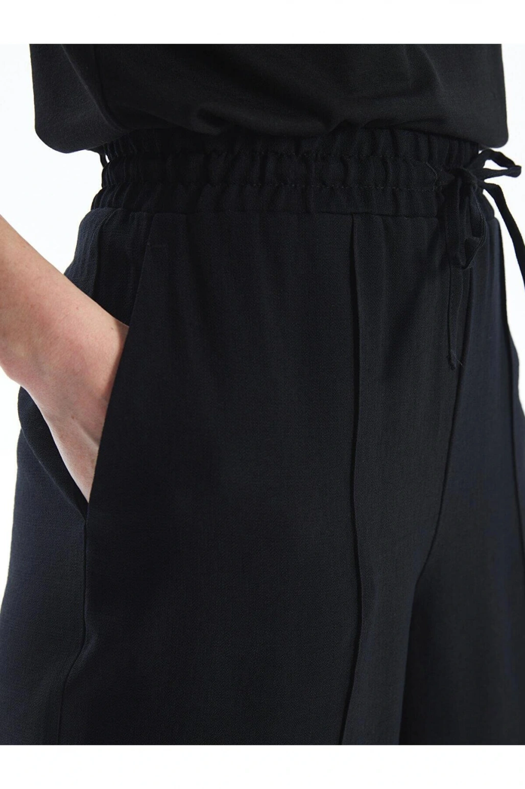 LCWAIKIKI Classic Beli Lastikli Rahat Kalıp Kadın Kapri