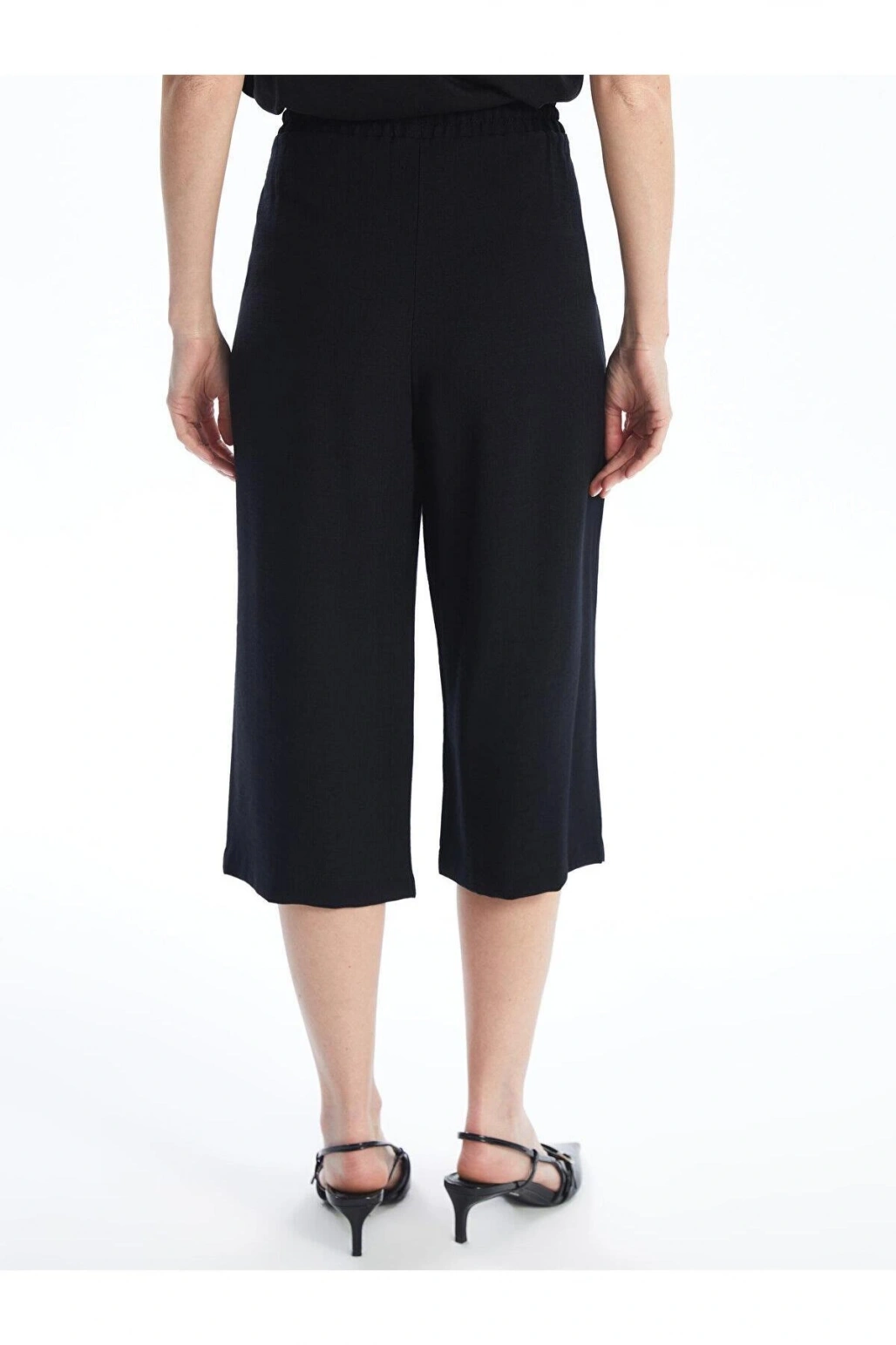 LCWAIKIKI Classic Beli Lastikli Rahat Kalıp Kadın Kapri