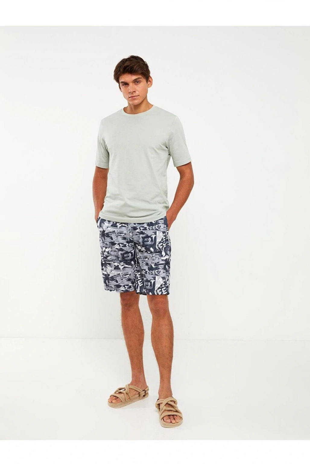 LCWAIKIKI Classic Diz Hizası Boy Desenli Erkek Deniz Şortu