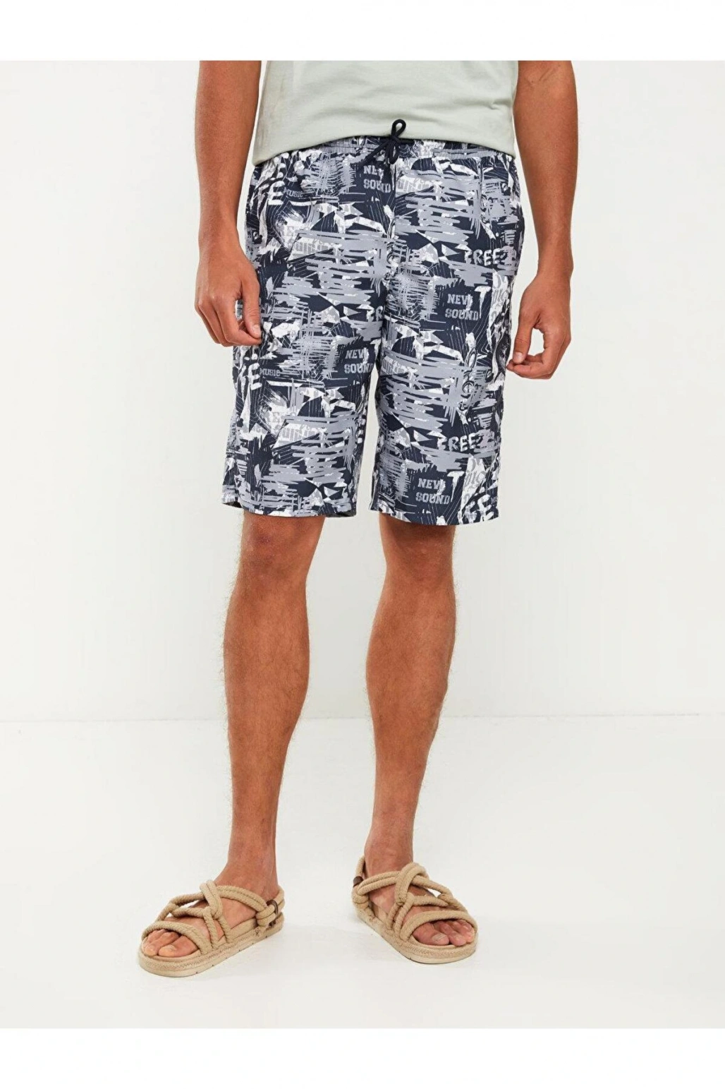 LCWAIKIKI Classic Diz Hizası Boy Desenli Erkek Deniz Şortu