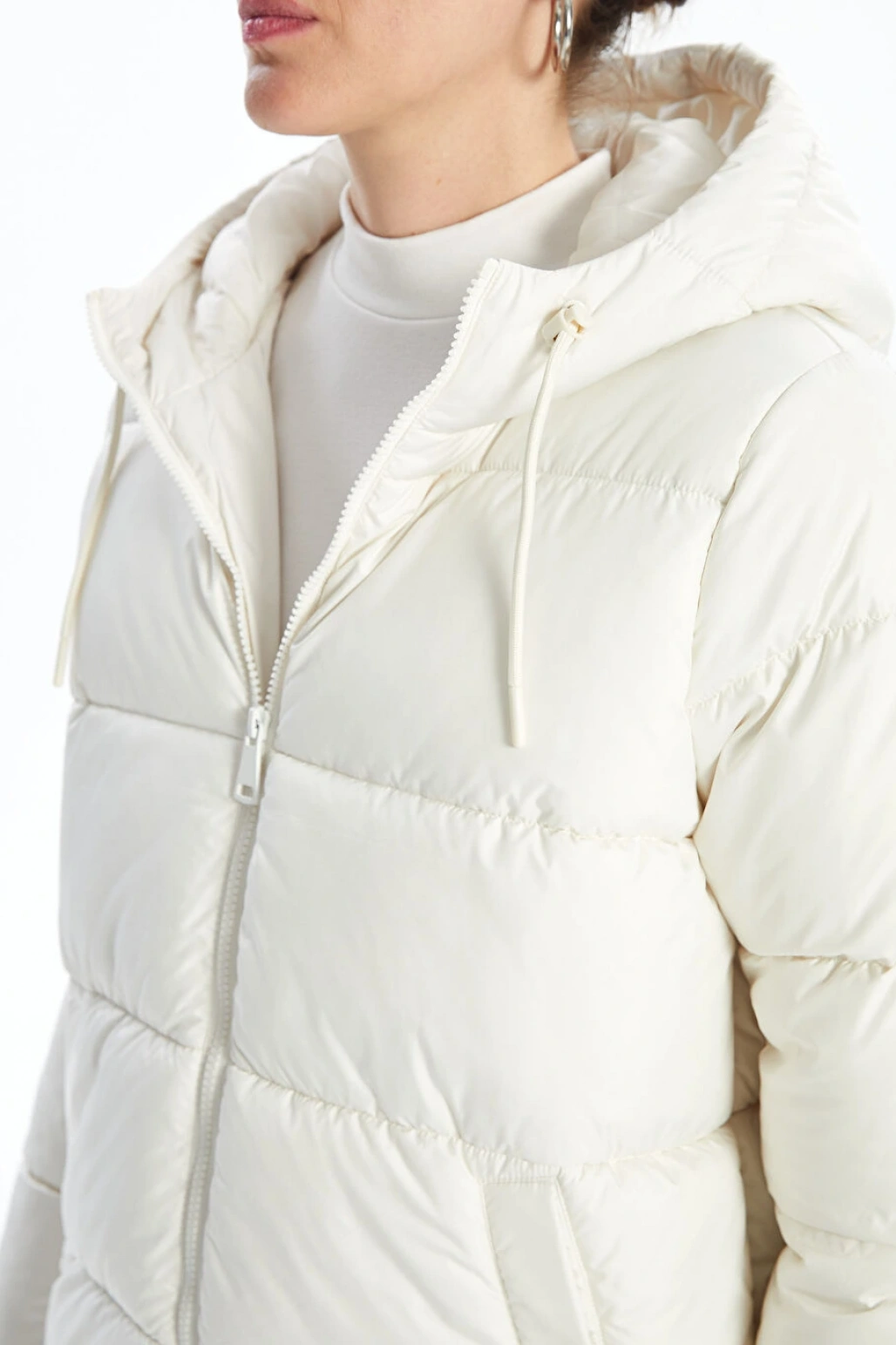 LCWAIKIKI Classic Ekru Kapüşonlu Kadın Şişme Mont