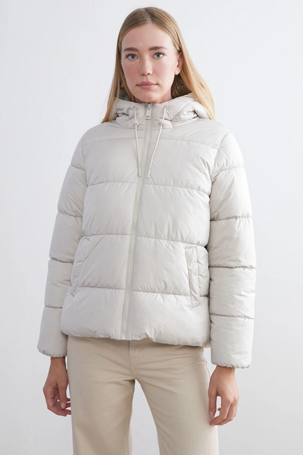 LCWAIKIKI Classic Ekru Kapüşonlu Kadın Şişme Mont