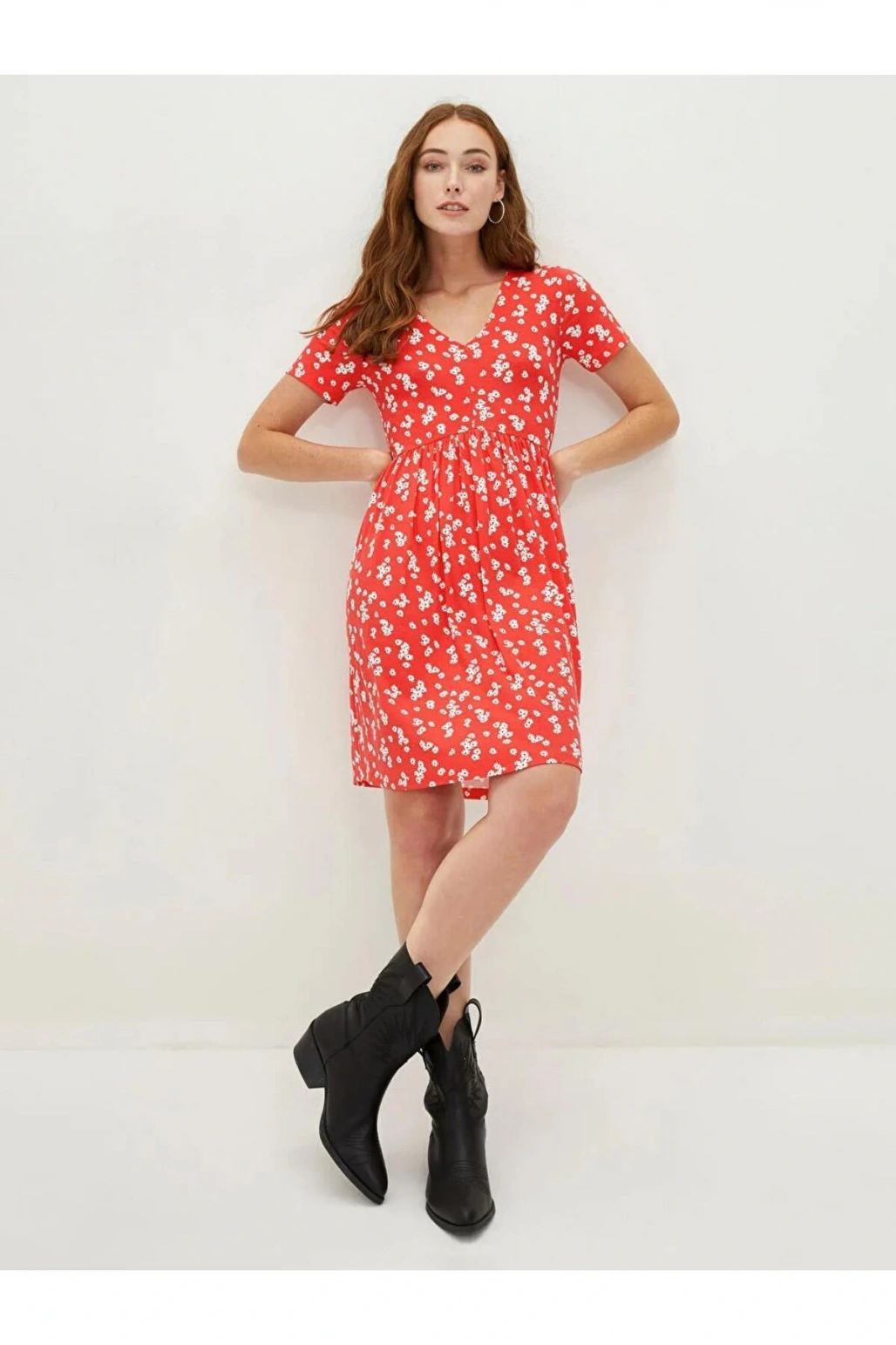 LCWAIKIKI Classic Kirmizi V Yaka Çiçekli Kısa Kollu Viskon Kadın Elbise