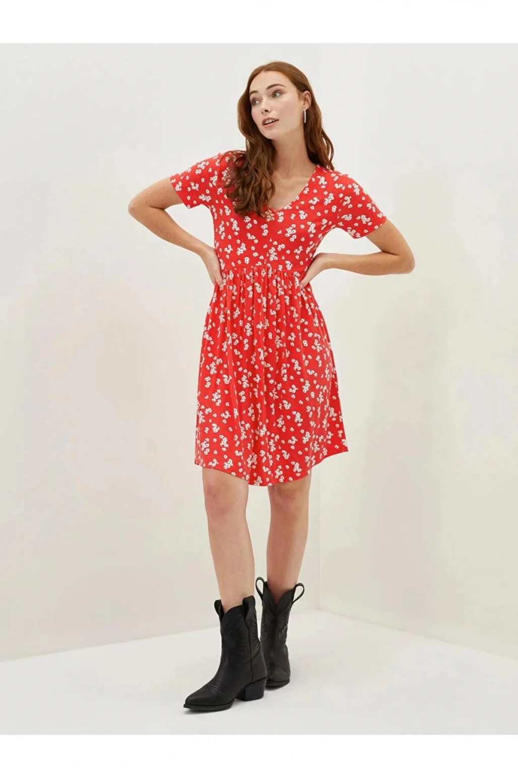 LCWAIKIKI Classic Kirmizi V Yaka Çiçekli Kısa Kollu Viskon Kadın Elbise