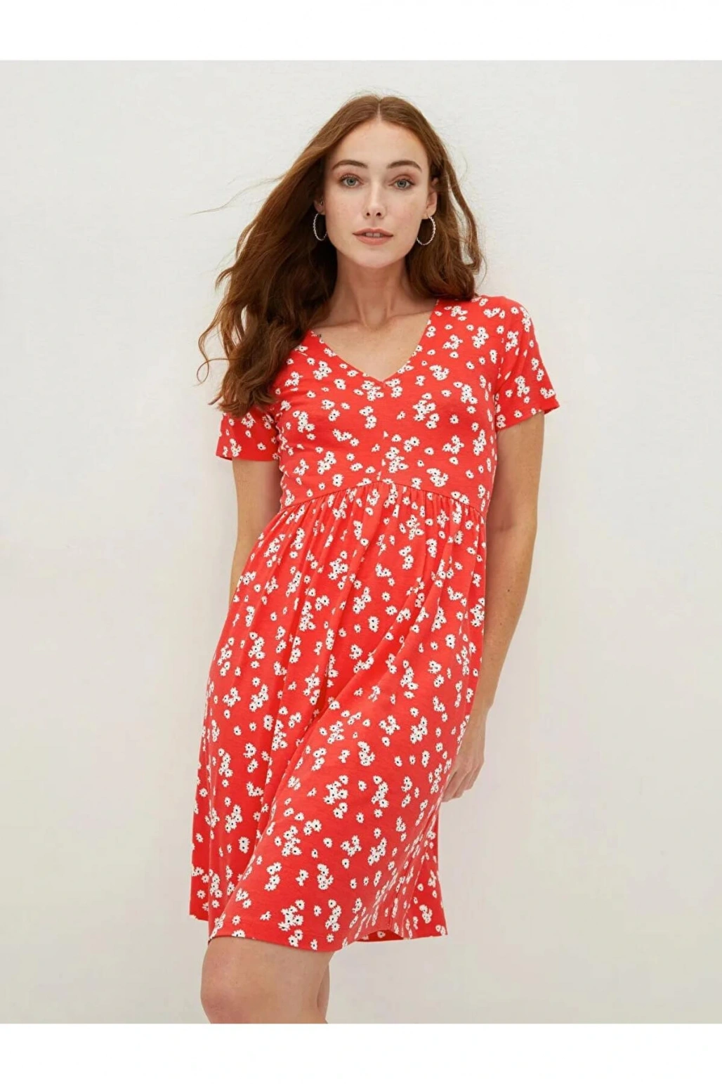 LCWAIKIKI Classic Kirmizi V Yaka Çiçekli Kısa Kollu Viskon Kadın Elbise