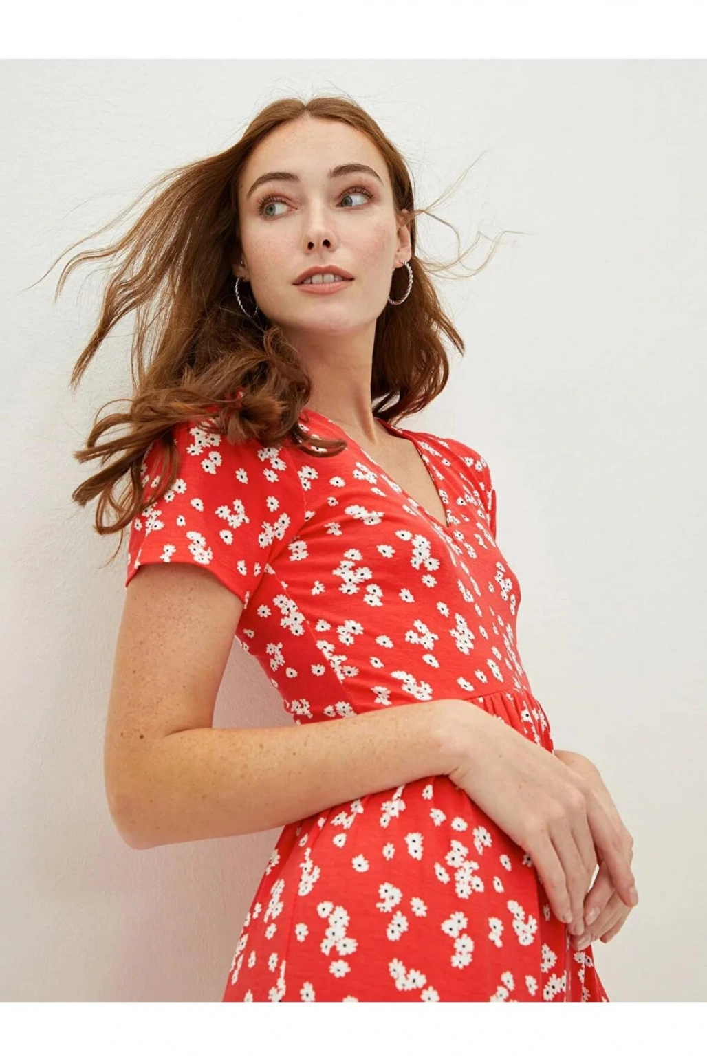 LCWAIKIKI Classic Kirmizi V Yaka Çiçekli Kısa Kollu Viskon Kadın Elbise