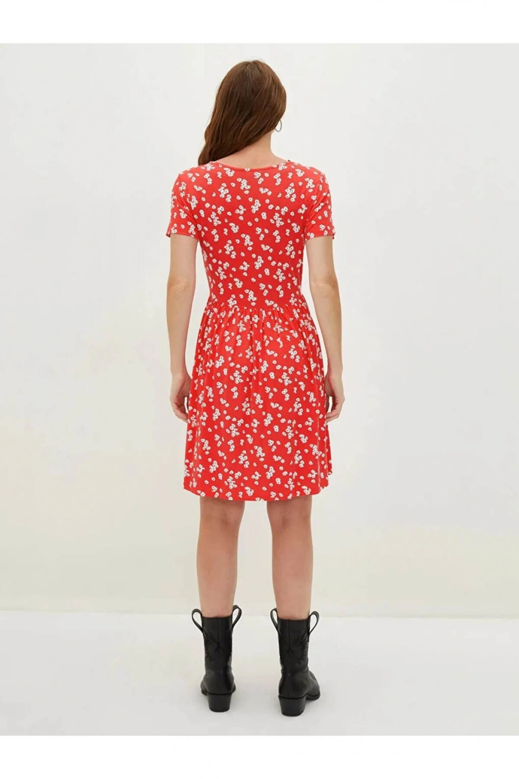LCWAIKIKI Classic Kirmizi V Yaka Çiçekli Kısa Kollu Viskon Kadın Elbise