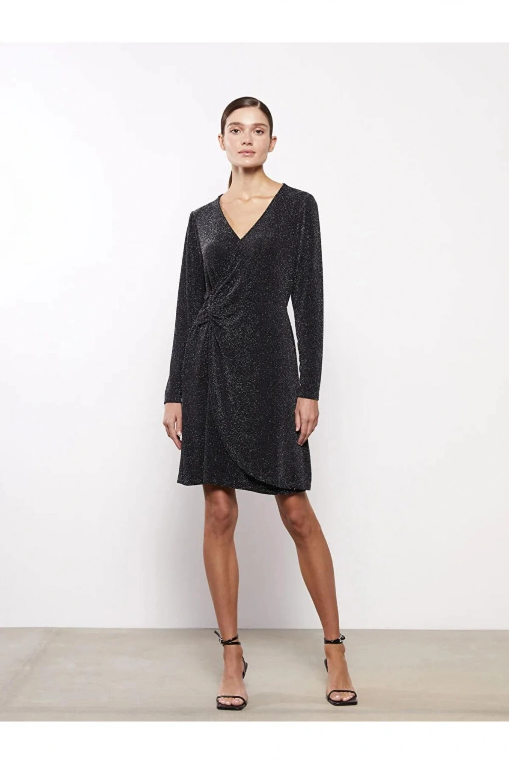 LCWAIKIKI Classic Siyah V Yaka Parlak Görünümlü Uzun Kollu Kadın Elbise
