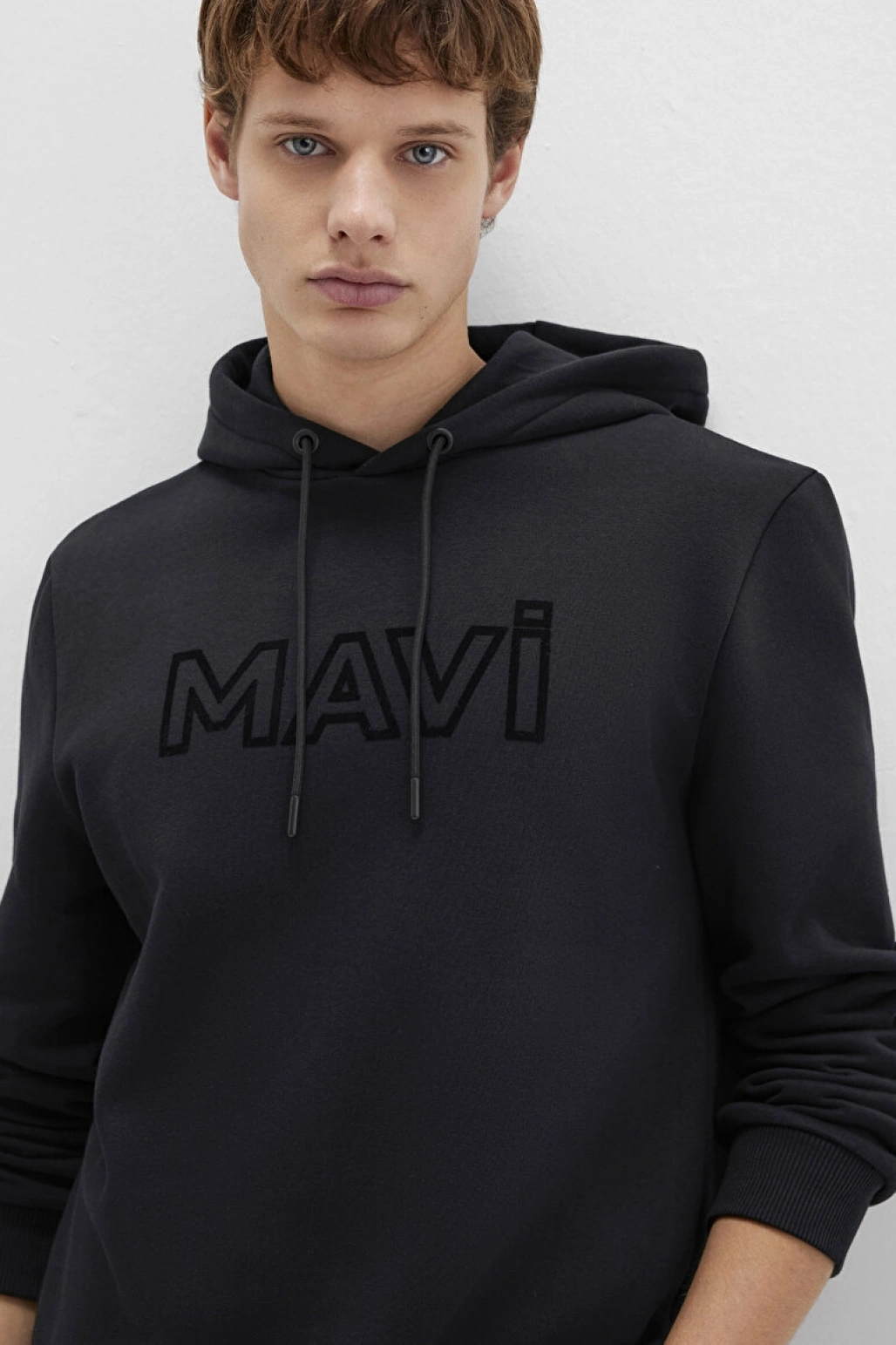 Mavi Logo Baskılı Kapüşonlu Siyah SWEATSHIRT