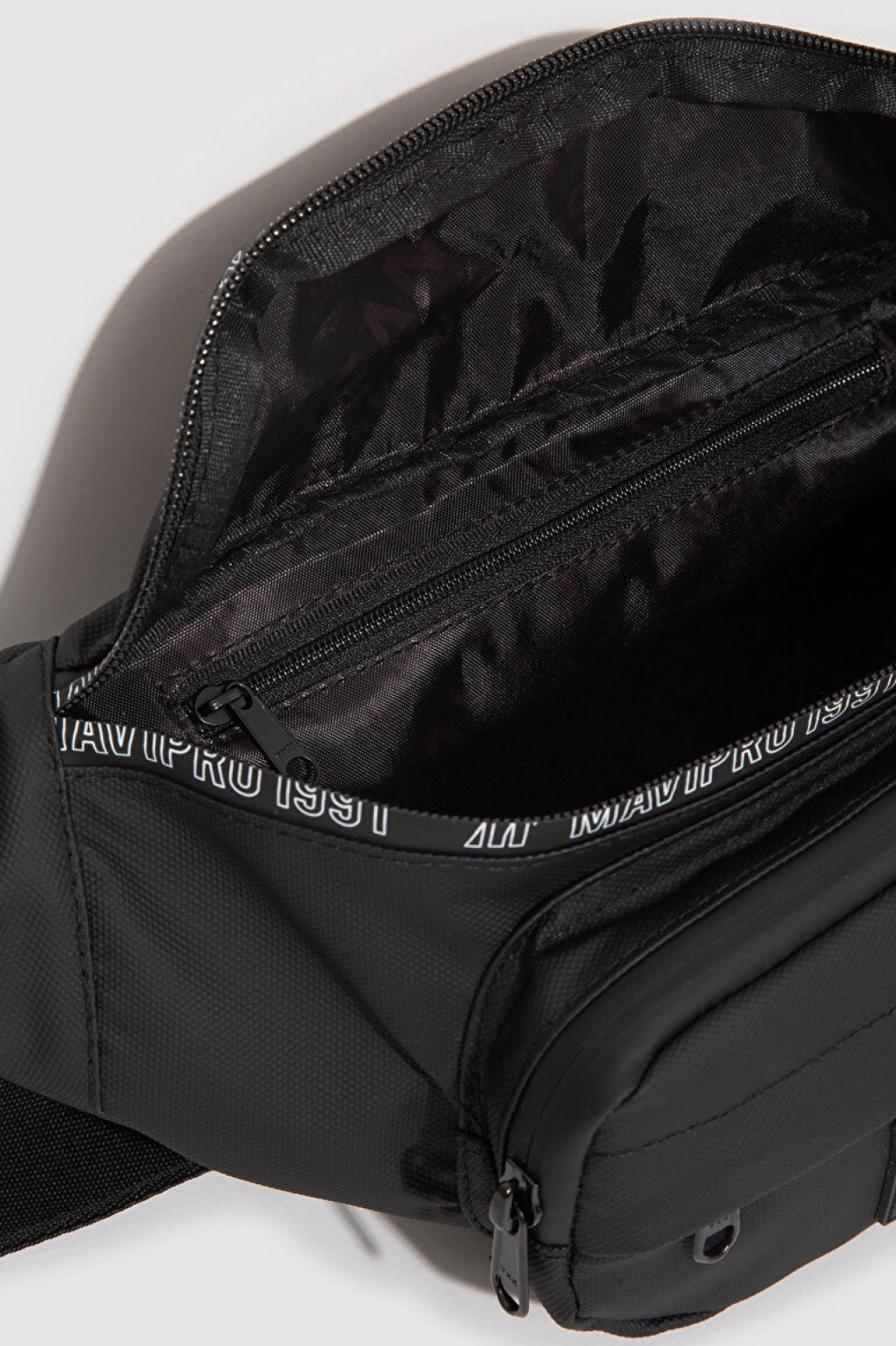 Mavi Pro Detaylı Siyah Bel Çantası