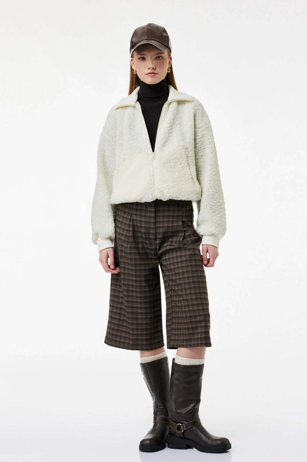 Rahat Kalıp Arkası Nakış Detaylı Cepli Uzun Kollu Fermuarlı Crop Peluş Ceket