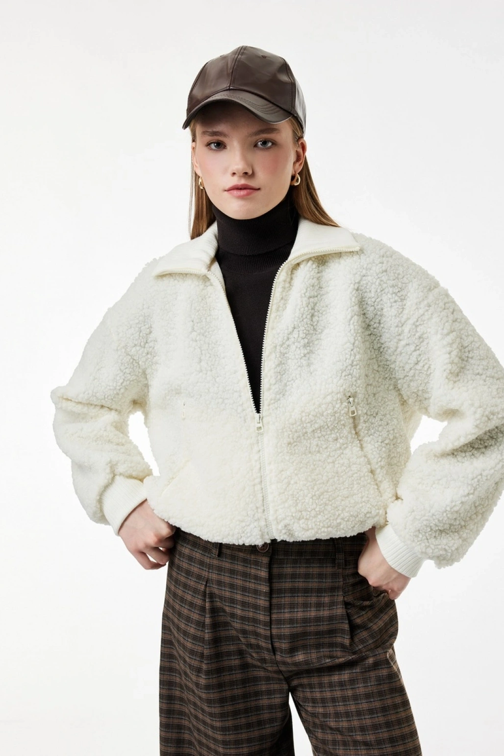 Rahat Kalıp Arkası Nakış Detaylı Cepli Uzun Kollu Fermuarlı Crop Peluş Ceket