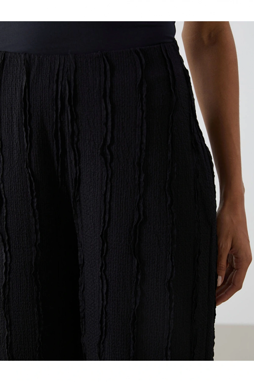 Siyah Beli Lastikli Dokulu Geniş Paça Kadın Pantolon
