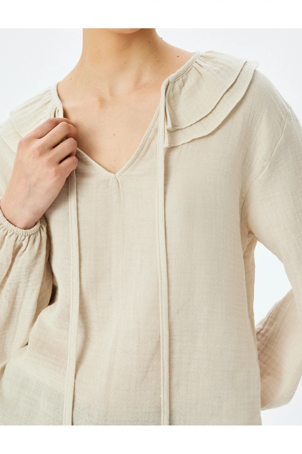 Uzun Kollu Bağlama Detaylı Bebe Yaka Müslin Bluz