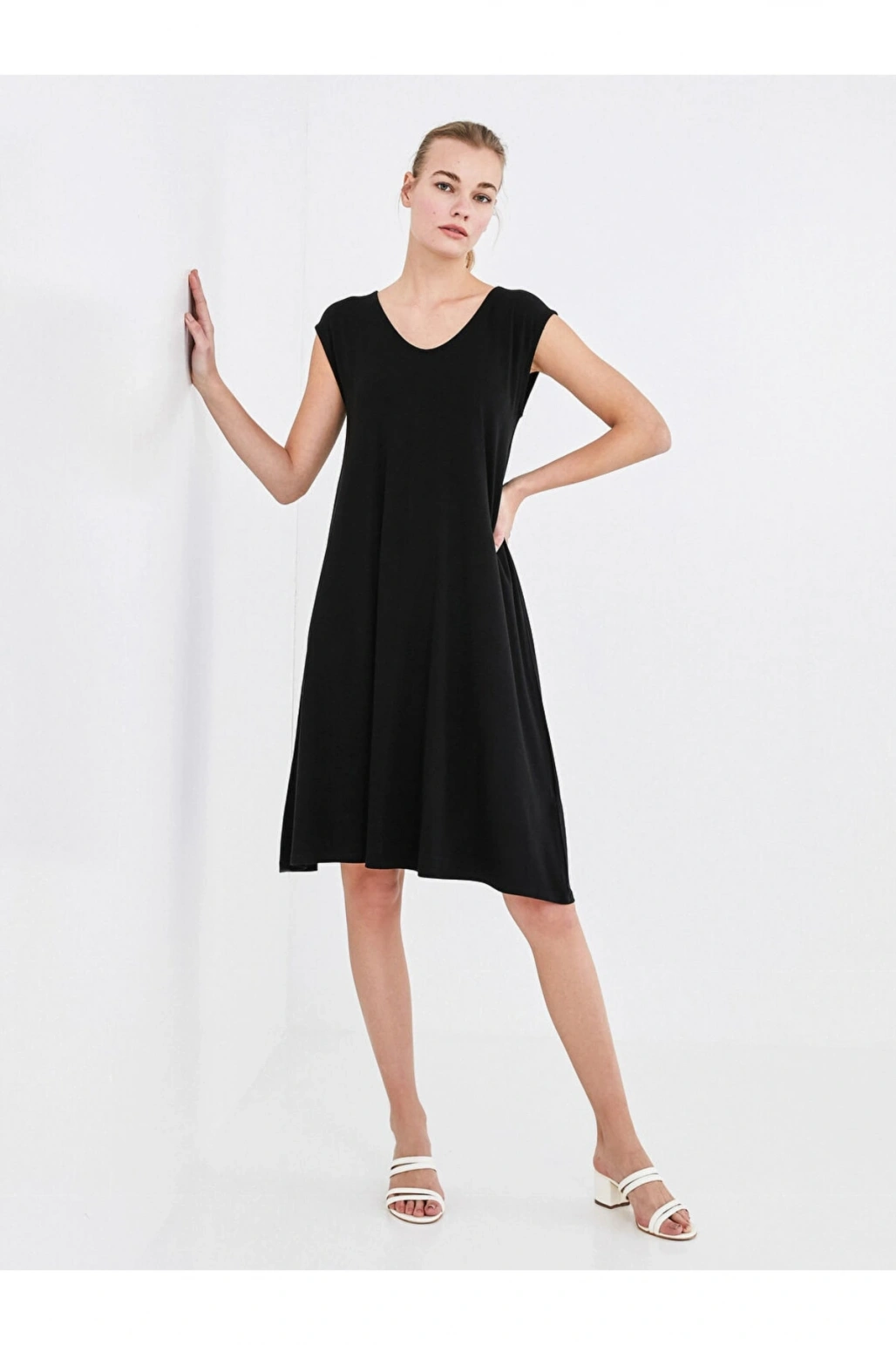 V Yaka Düz Kısa Kollu Viskon Kadın Elbise