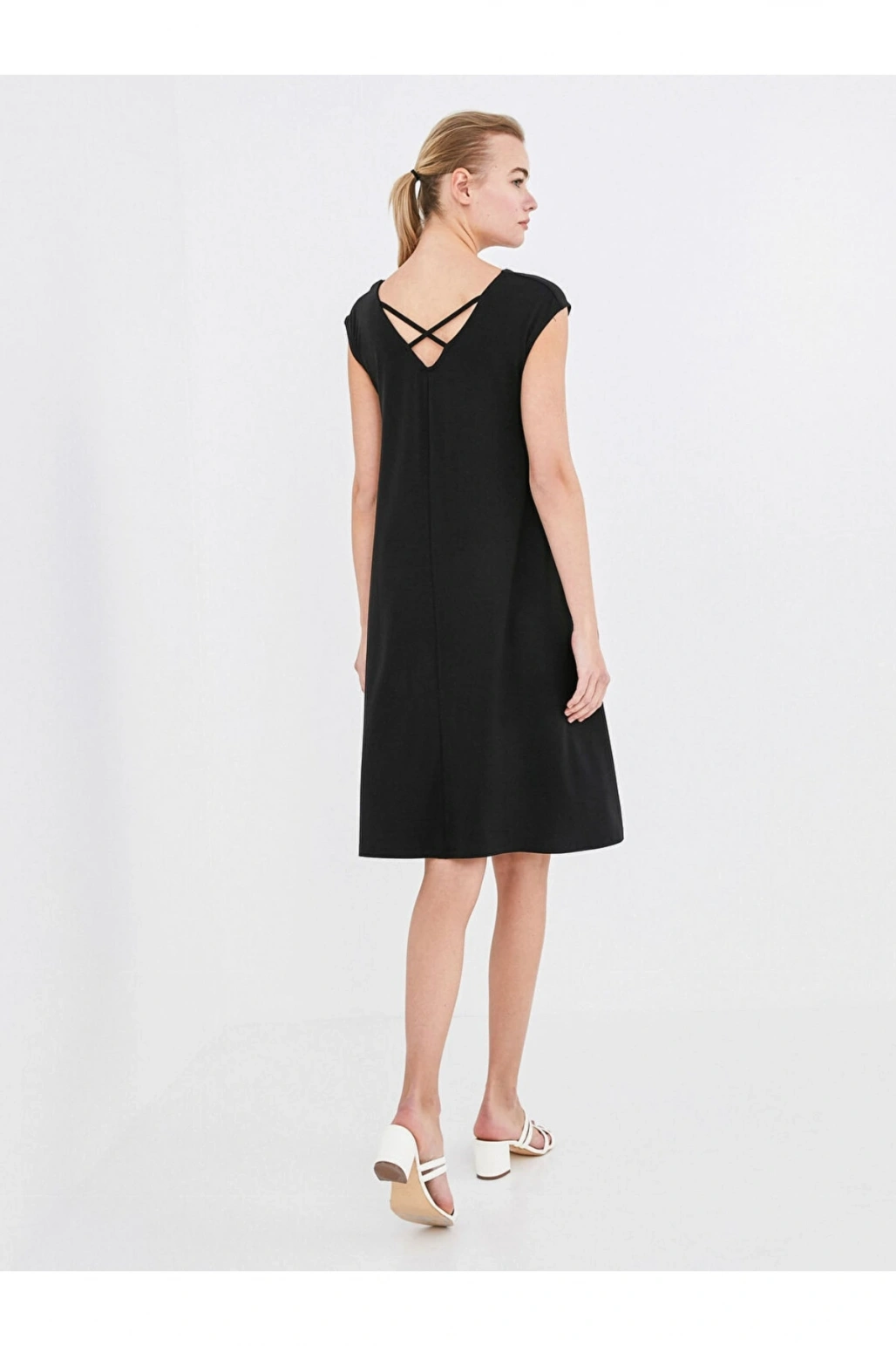 V Yaka Düz Kısa Kollu Viskon Kadın Elbise