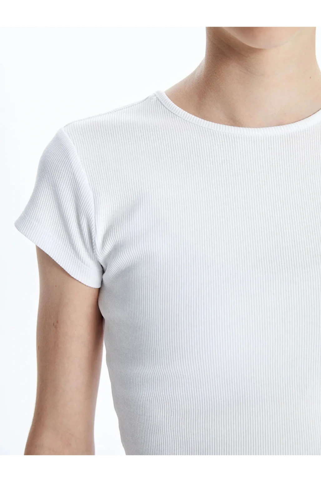 XSIDE Beyaz Bisiklet Yaka Dokulu Kadın Crop T T