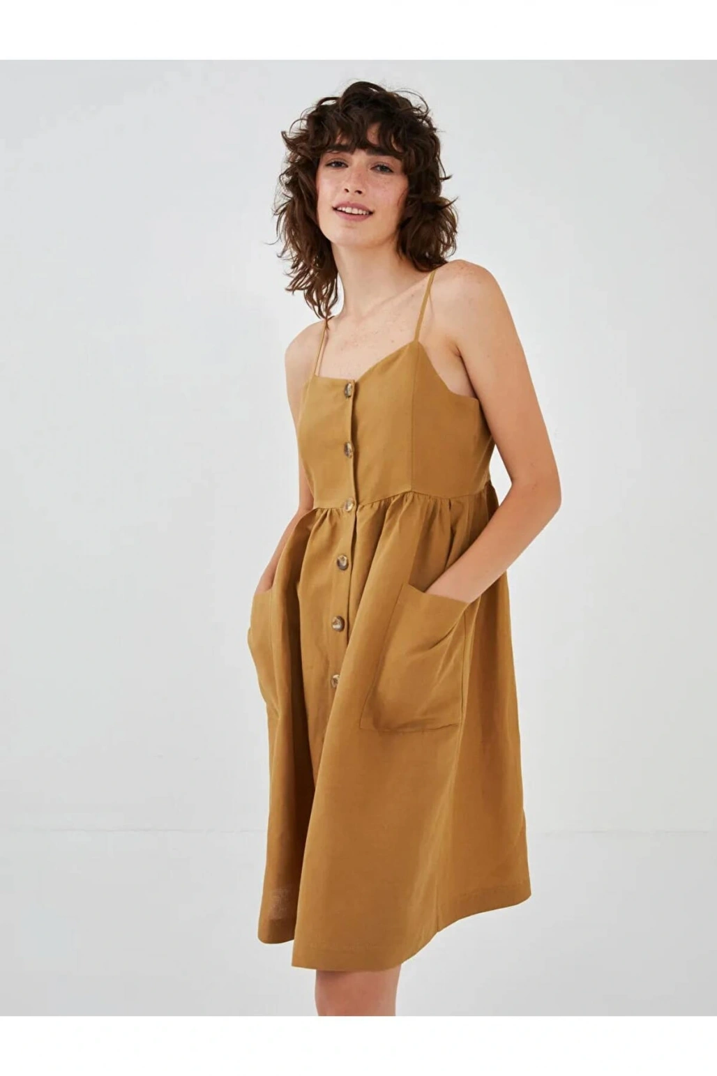 XSIDEBej Askılı Cep Detaylı Önden Düğmeli Kadın Elbise