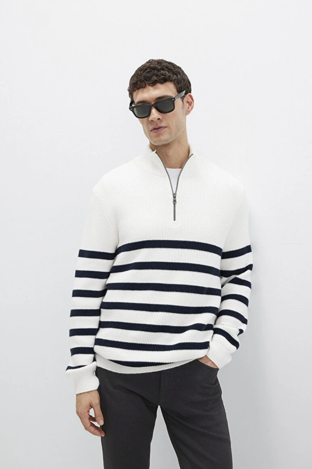 Yarı Fermuarlı Çizgili Beyaz Kazak