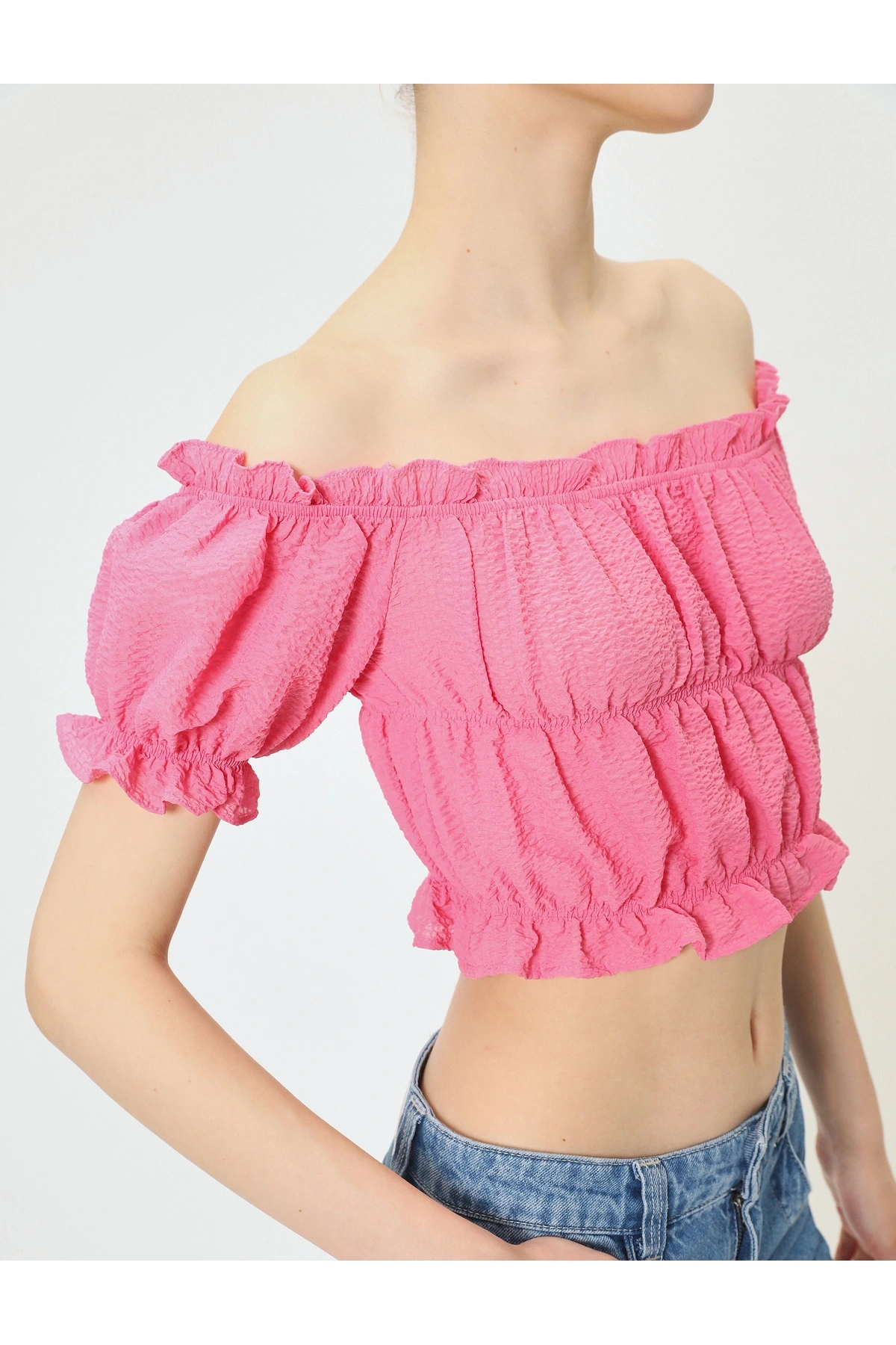 Omzu Açık Fırfırlı Bluz Crop Kısa Kollu Büzgülü Gofre Kumaş