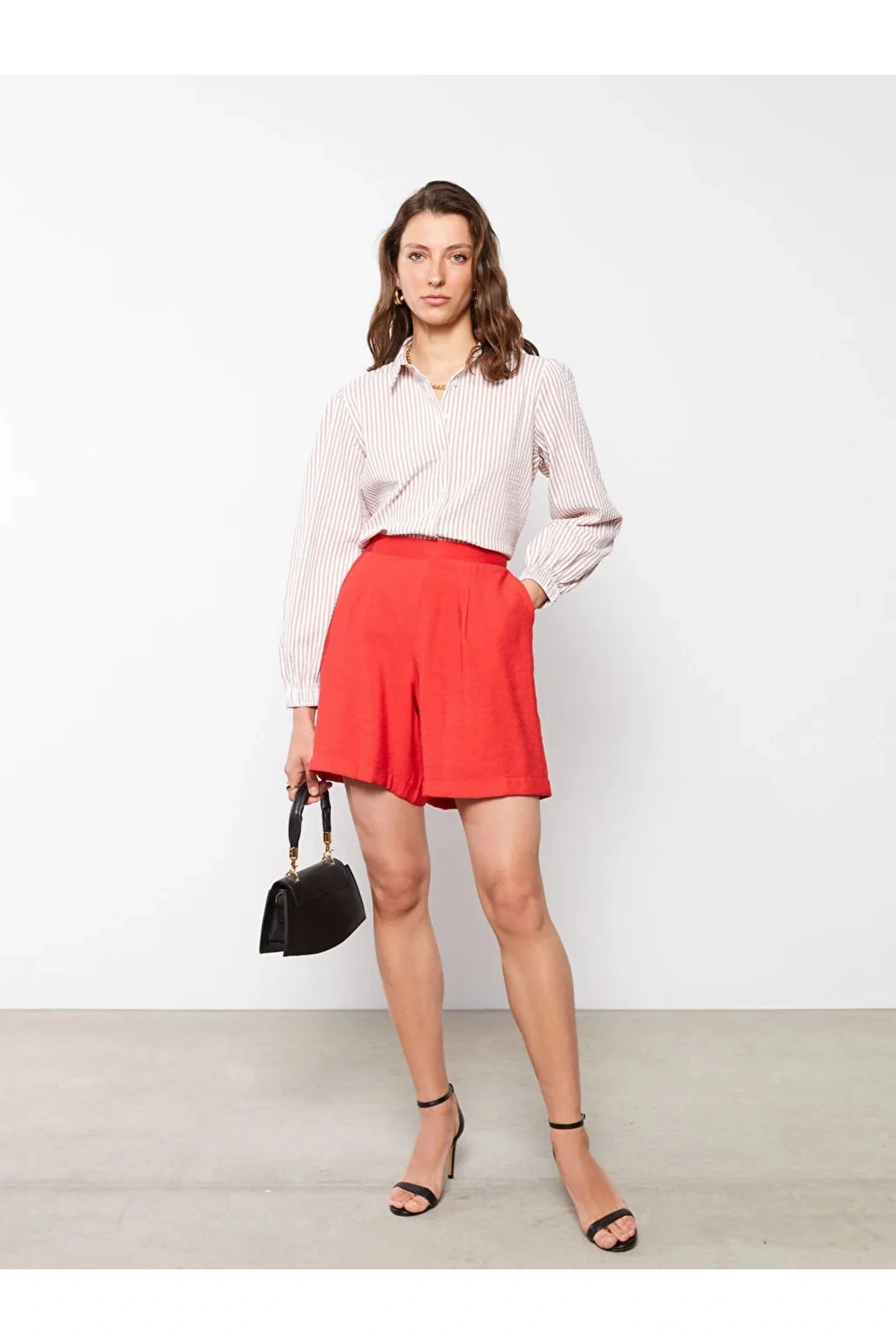 Beli Lastikli Düz Cep Detaylı Kadın Şort