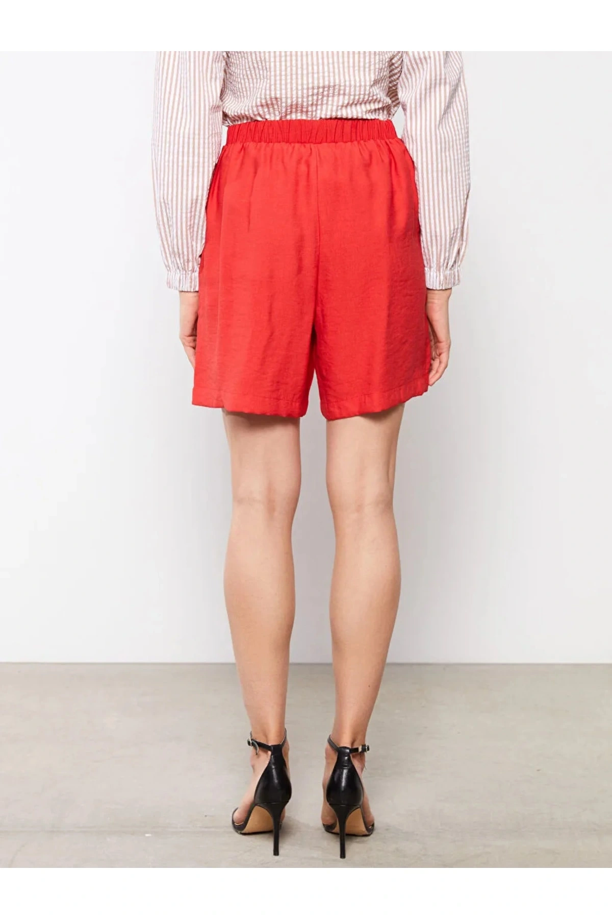 Beli Lastikli Düz Cep Detaylı Kadın Şort