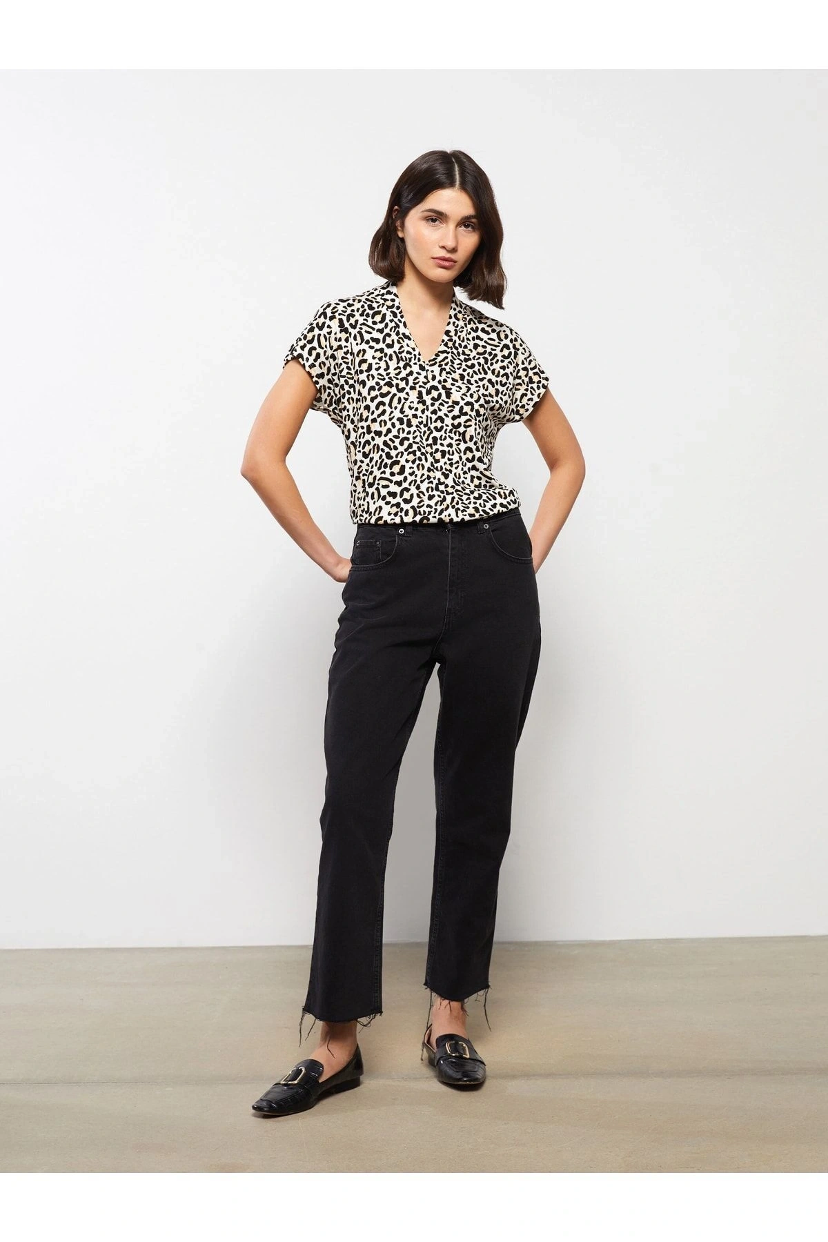 LCWAIKIKI Classic Karışık V Yaka Desenli Kısa Kollu Kadın Bluz