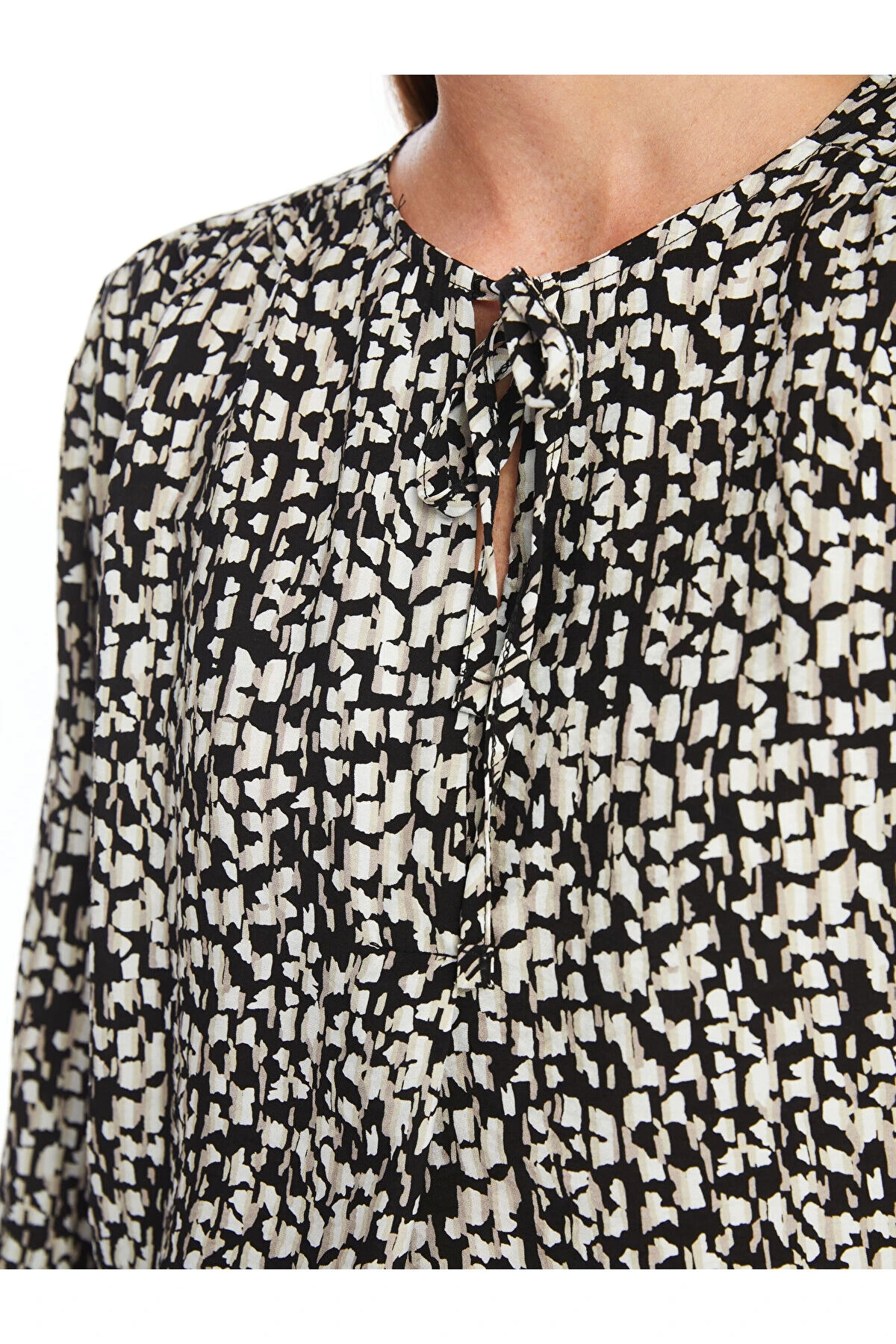 LCW Bağlamalı Yaka Desenli Uzun Kollu Kadın Bluz