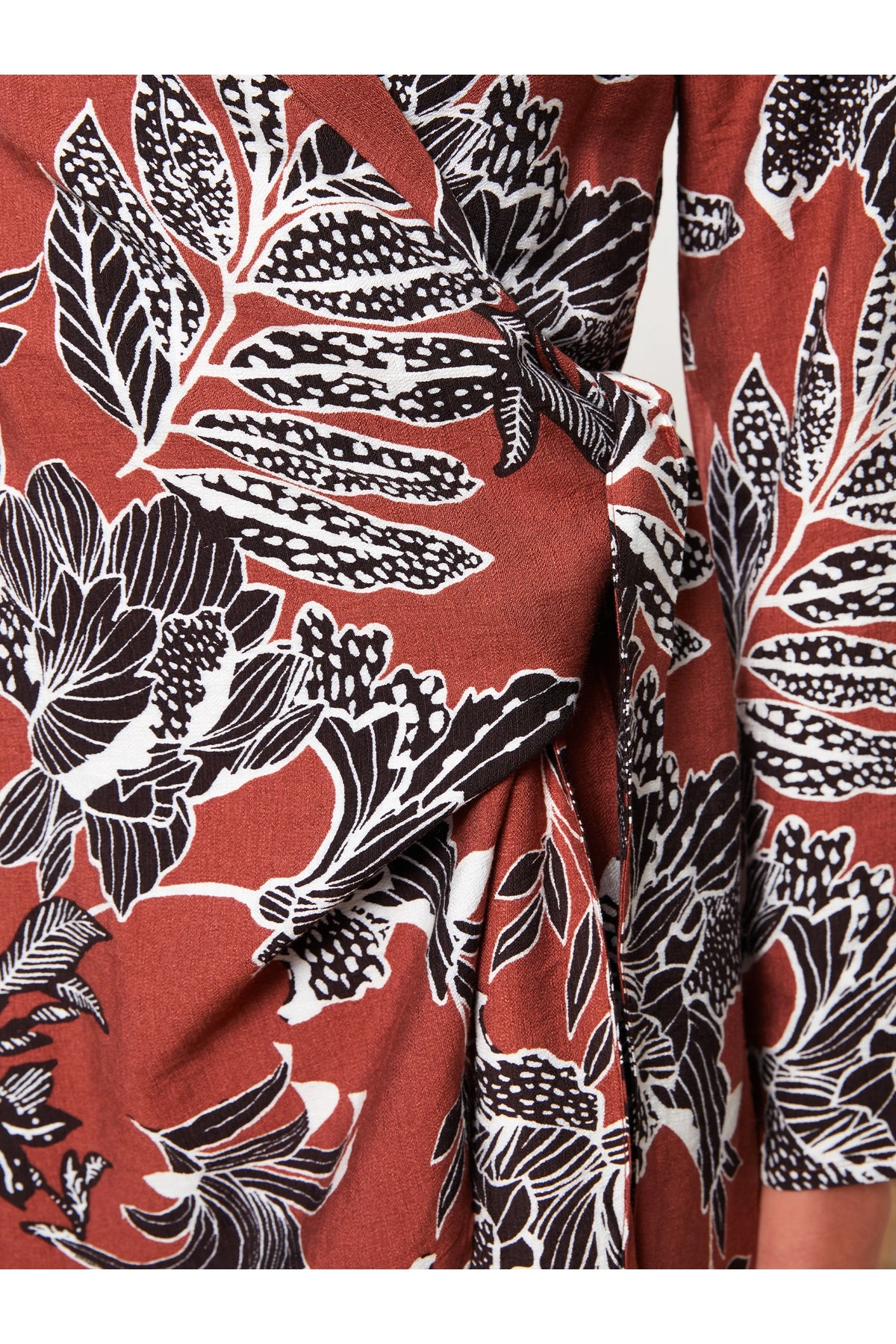 Kruvaze Yaka Desenli Uzun Kollu Kadın Elbise