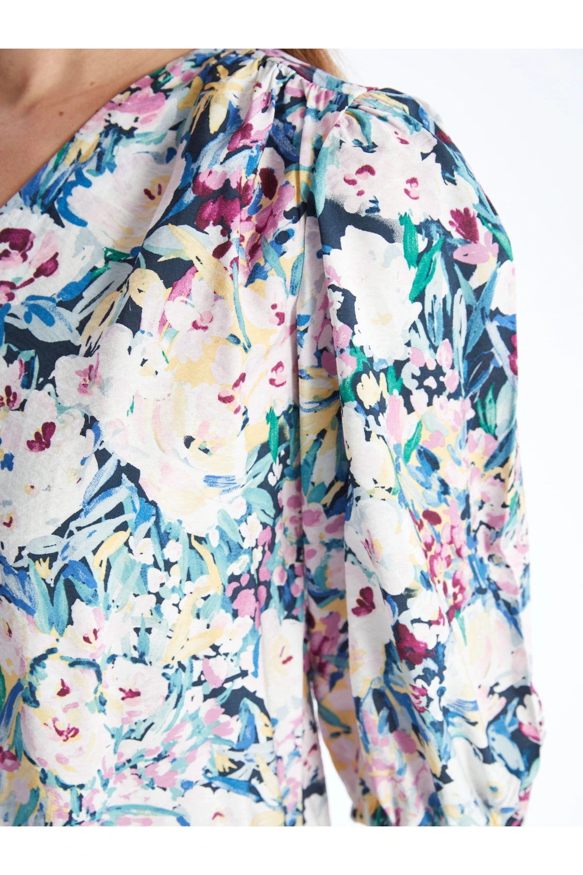 V Yaka Çiçekli Kadın Bluz