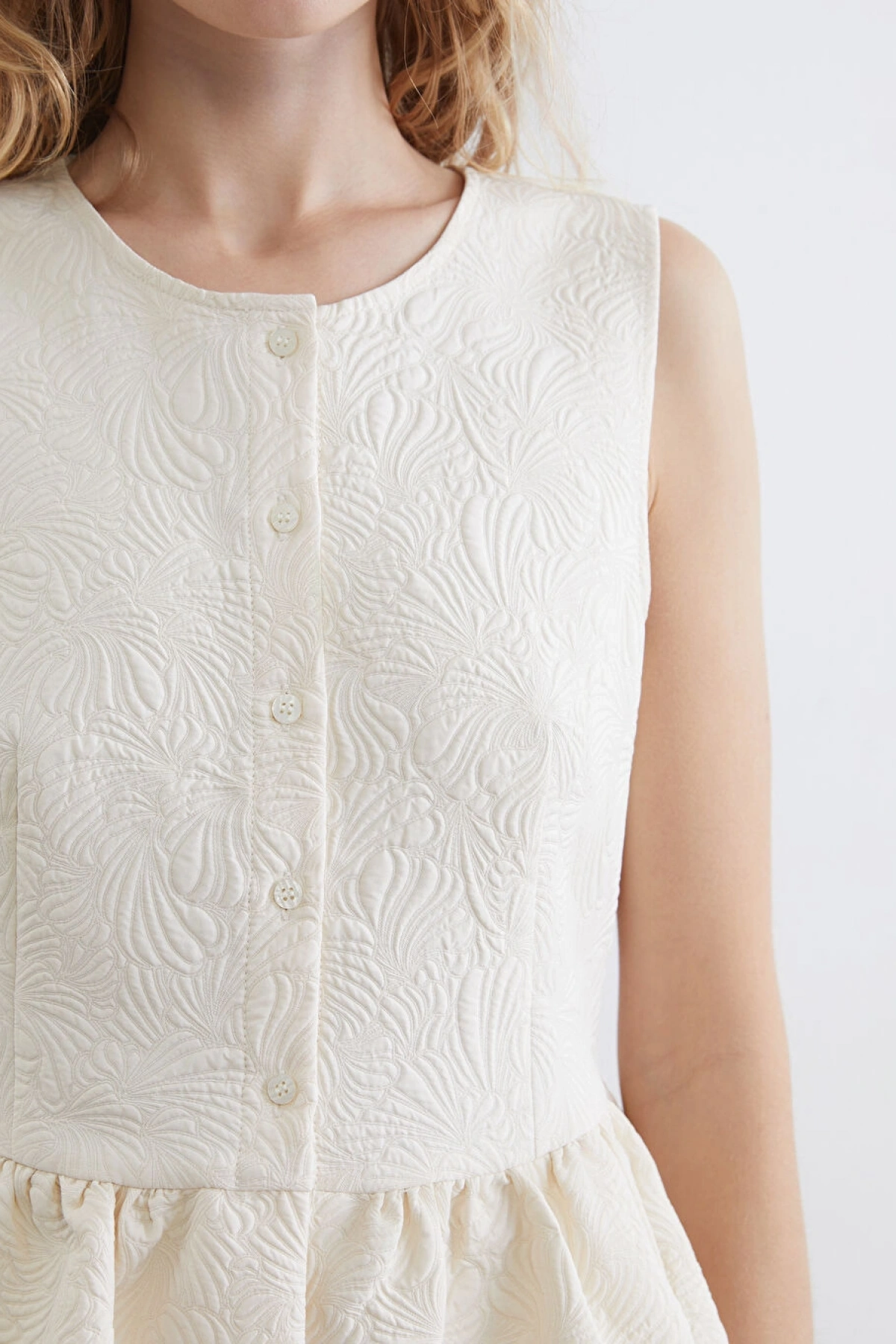 LCW Vision Ekru Bisiklet Yaka Desenli Fırfırlı Bluz