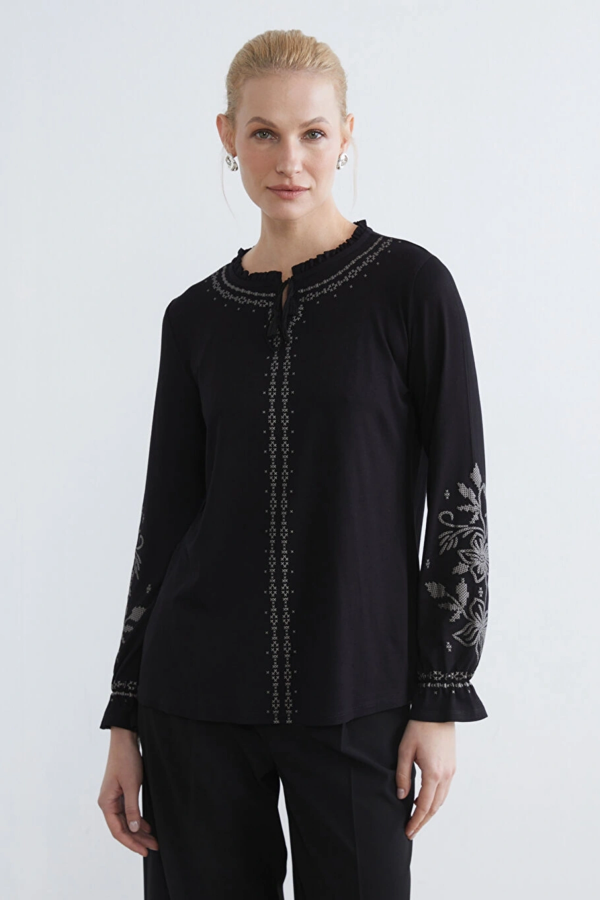 LCW Grace Siyah Bağlama Yaka Fırfırlı Desenli Bluz