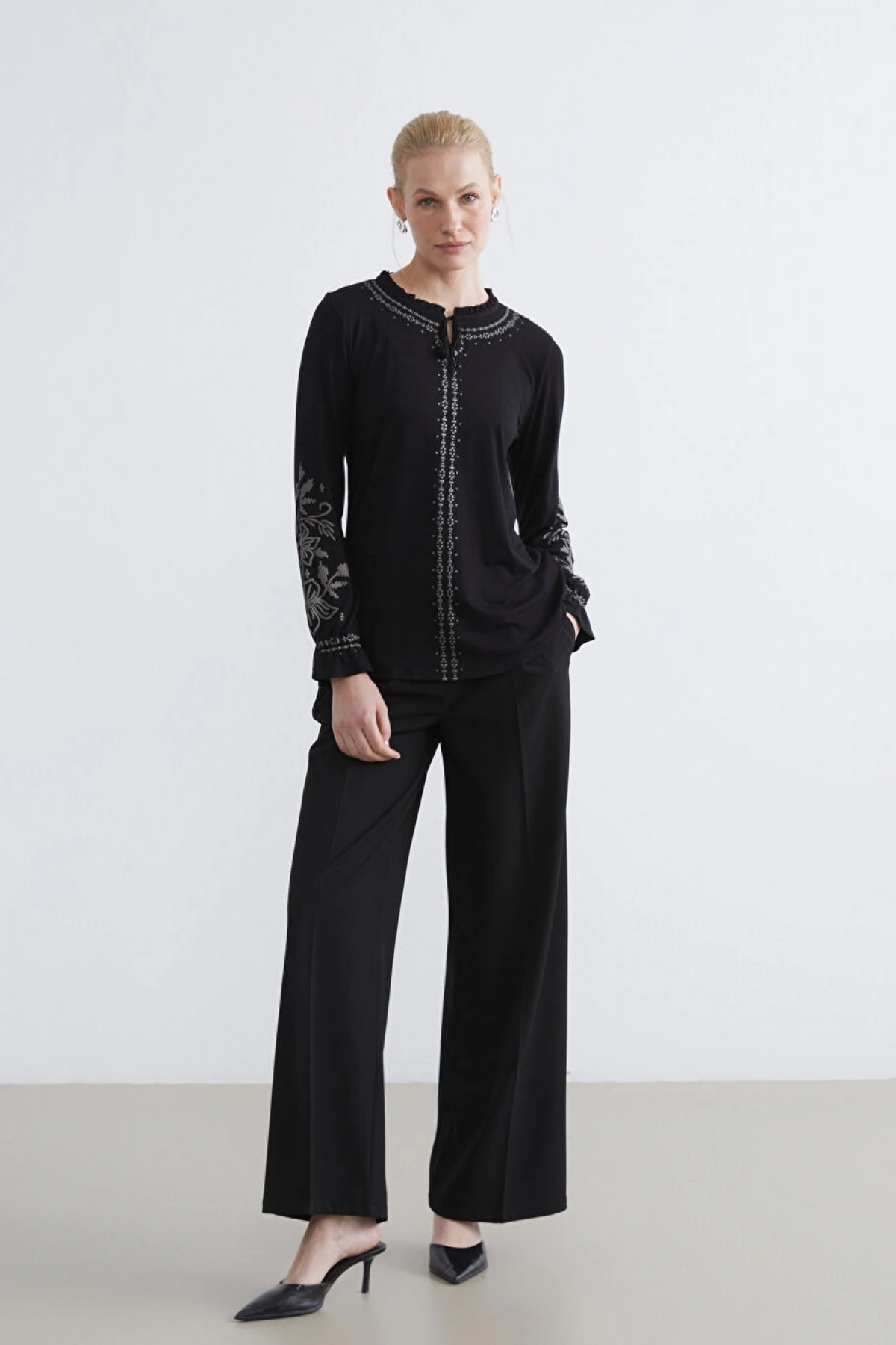 LCW Grace Siyah Bağlama Yaka Fırfırlı Desenli Bluz