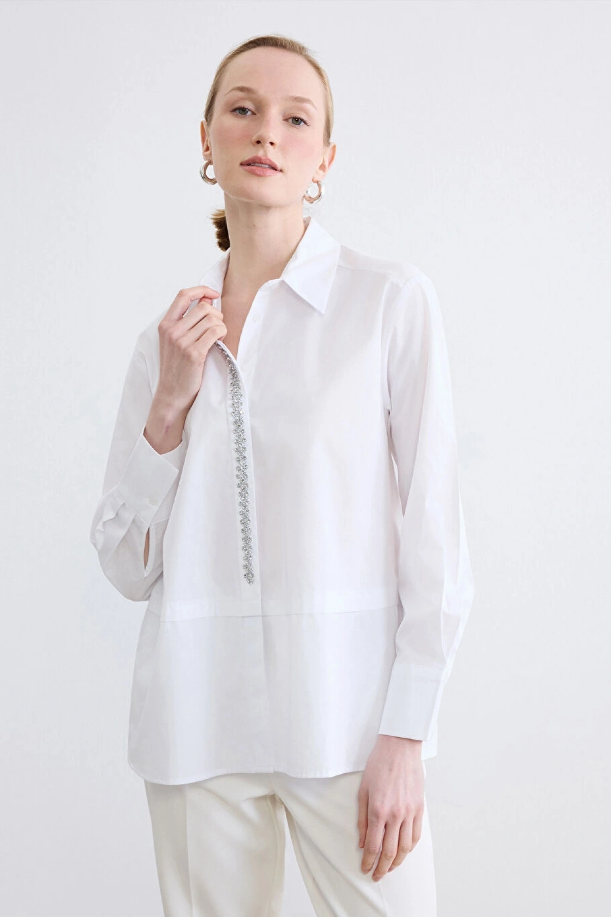 LCWAIKIKI Classic Beyaz Taşlı Oversize Poplin Kadın Gömlek