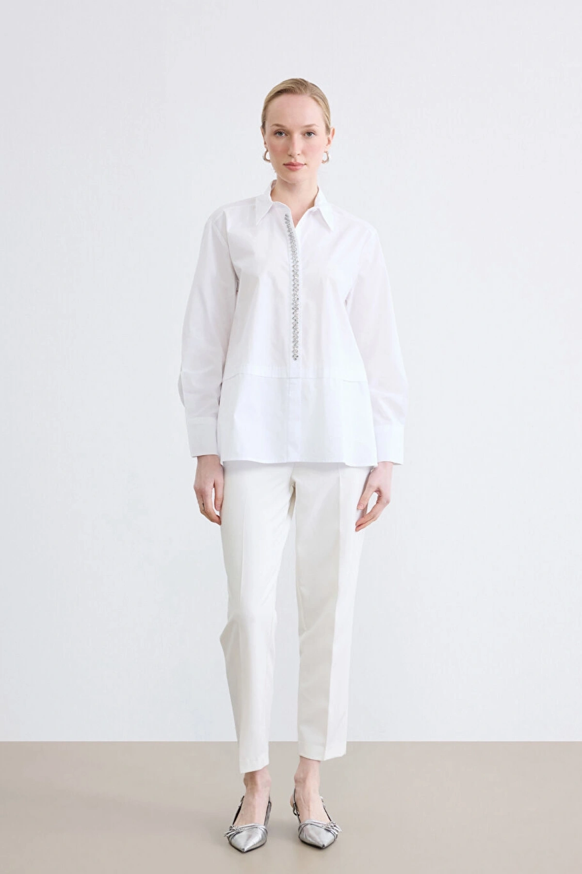 LCWAIKIKI Classic Beyaz Taşlı Oversize Poplin Kadın Gömlek