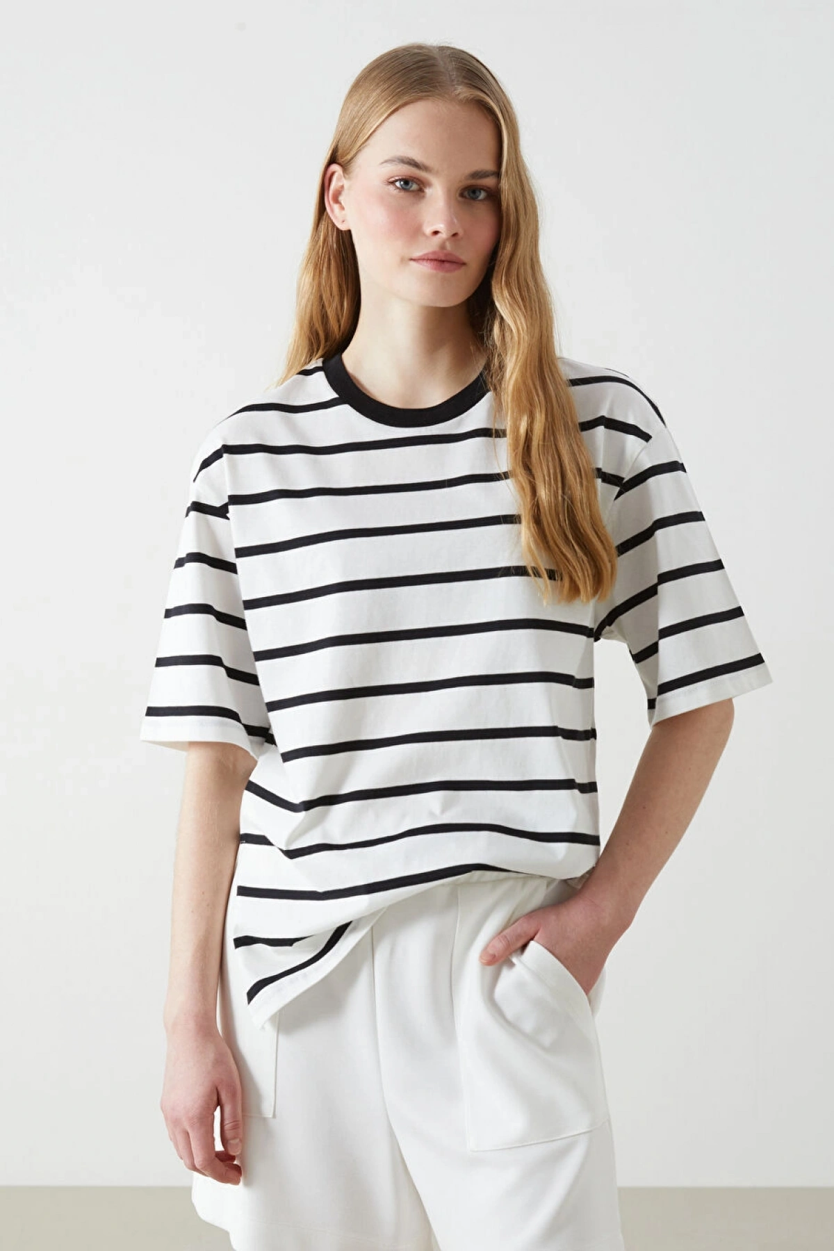 LCW Vision Siyah Bisiklet Yaka Çizgili Kadın Tişört