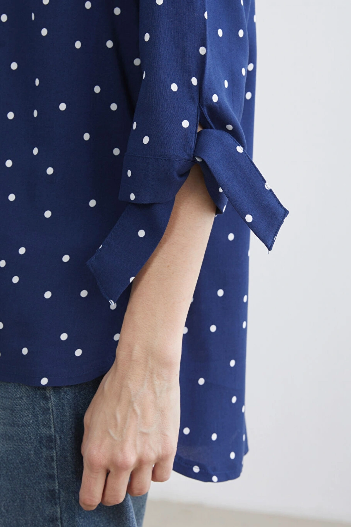 LCW Grace Lacivert Kaçık Yaka Puantiyeli Bluz