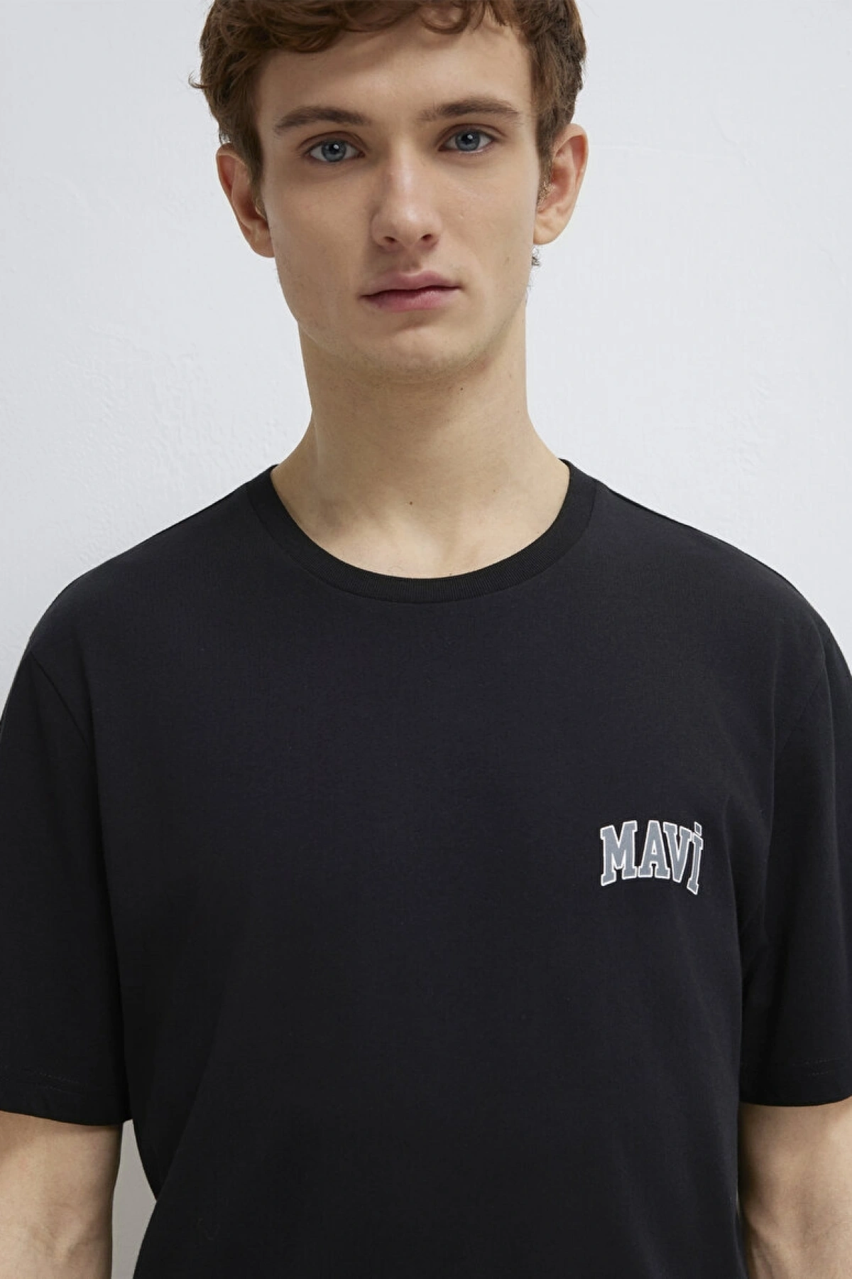 Mavi Logo Baskılı Siyah Tişört