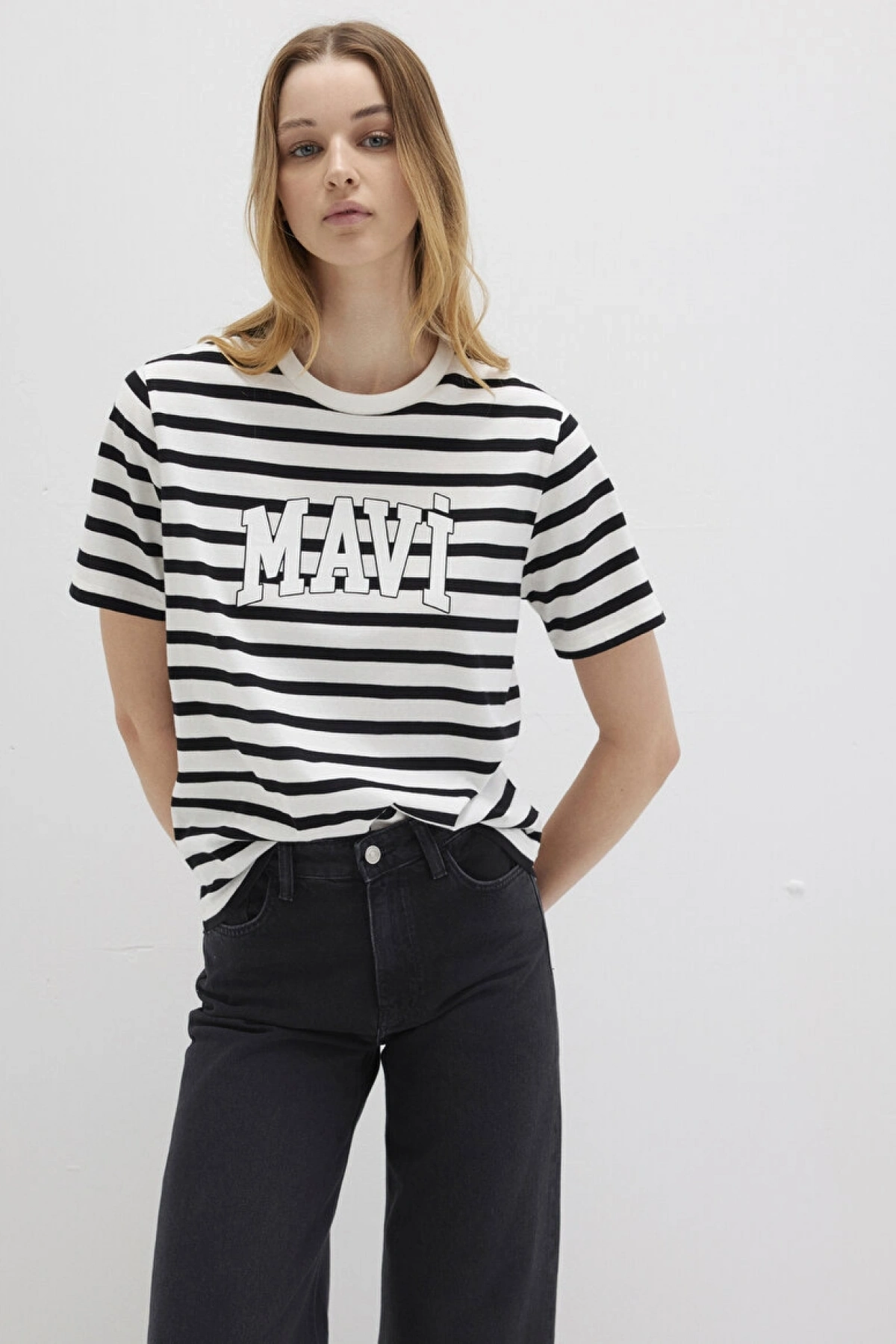 Mavi Logo Baskılı Siyah Çizgili Tişört