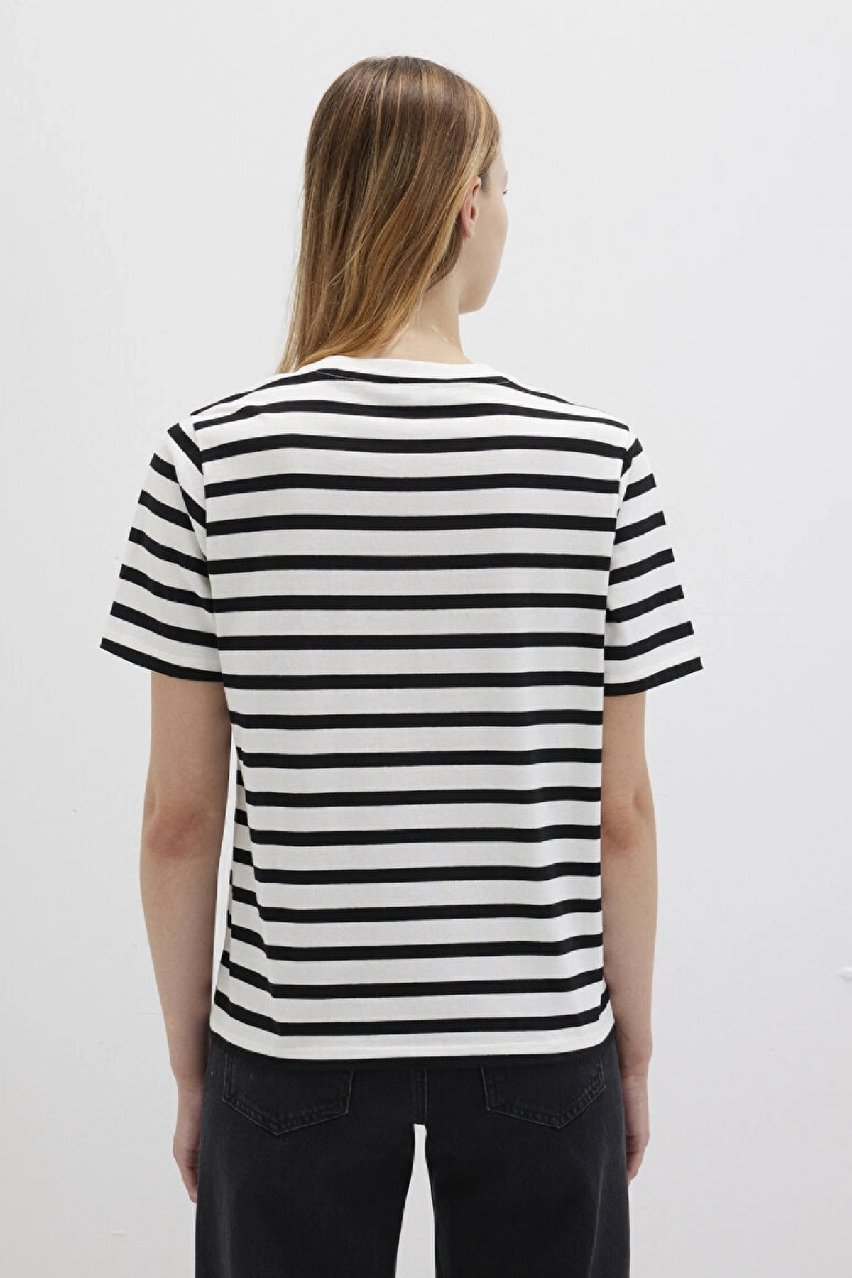 Mavi Logo Baskılı Siyah Çizgili Tişört