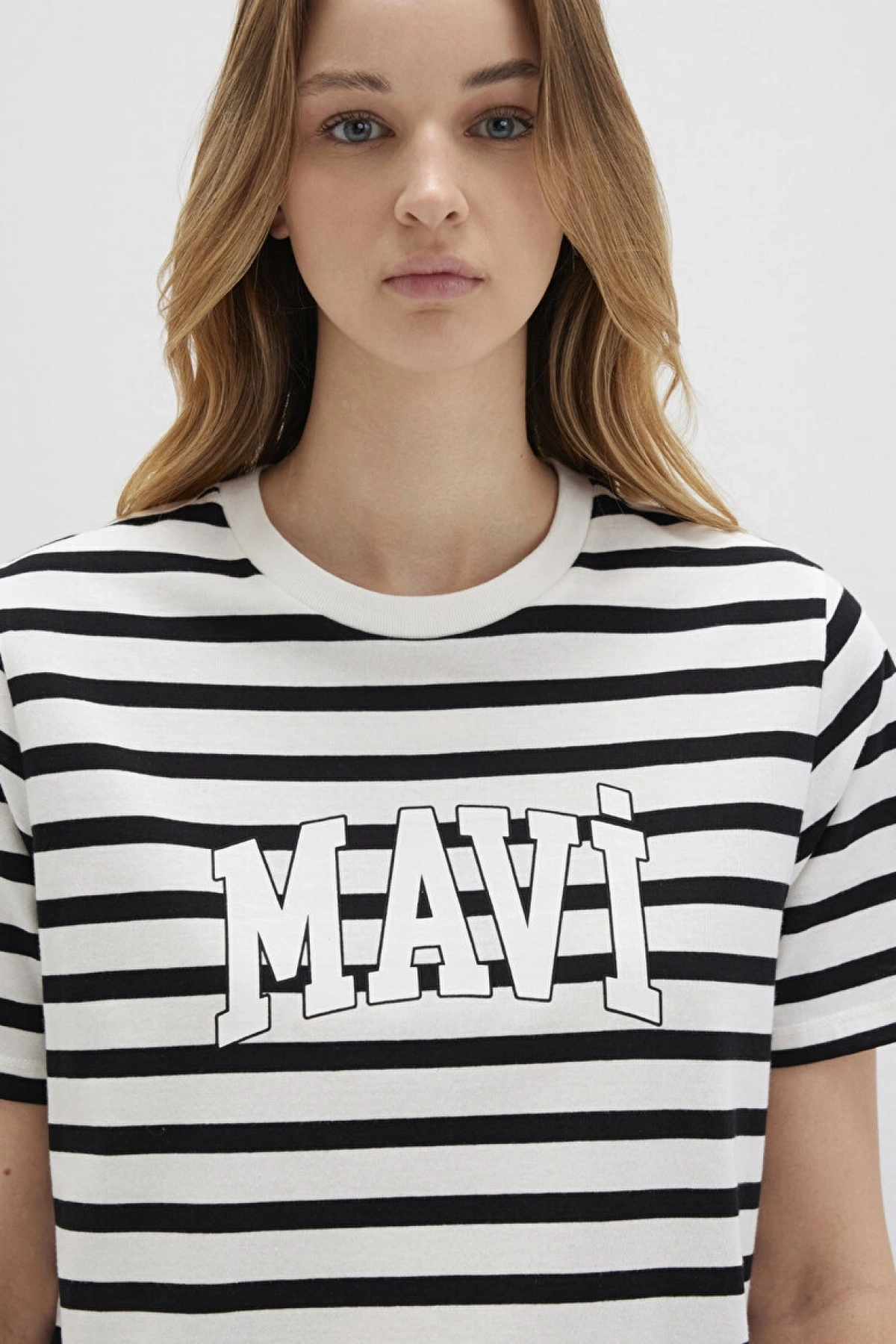 Mavi Logo Baskılı Siyah Çizgili Tişört