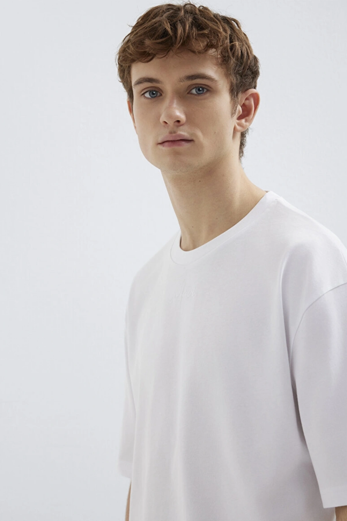 Mavi Nakışlı Beyaz Tişört