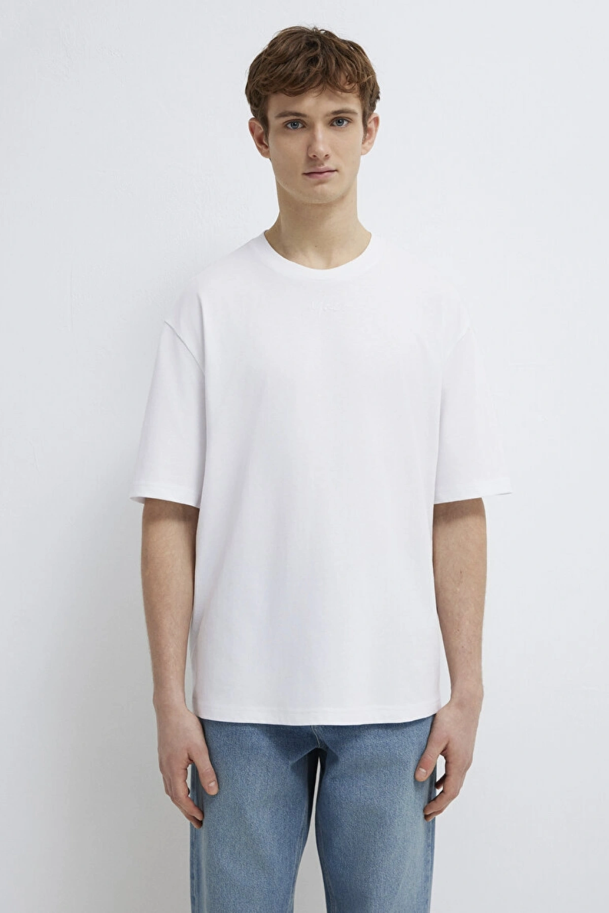 Mavi Nakışlı Beyaz Tişört